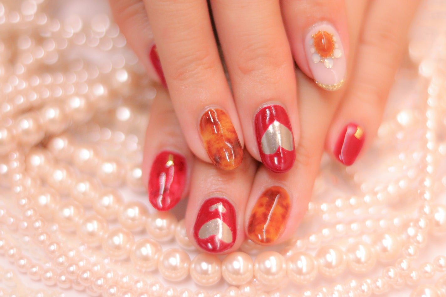 ジェルネイルをしている手