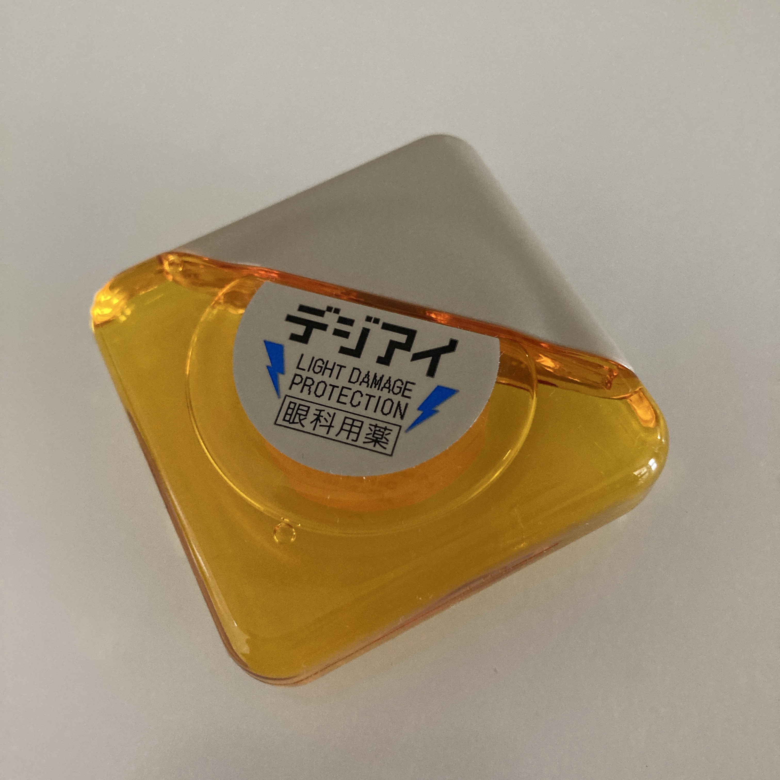 目の疲れや乾燥で目薬が手放せない私です。

いつもは乾燥重視の目薬を使っていましたが、
スマホやパソコン、ブルーライトから目を守るとの目薬を薬局で発見しつい購入。

つけてみてびっくり！黄色い液体。
ビタミンCが配合されているかららしい。
