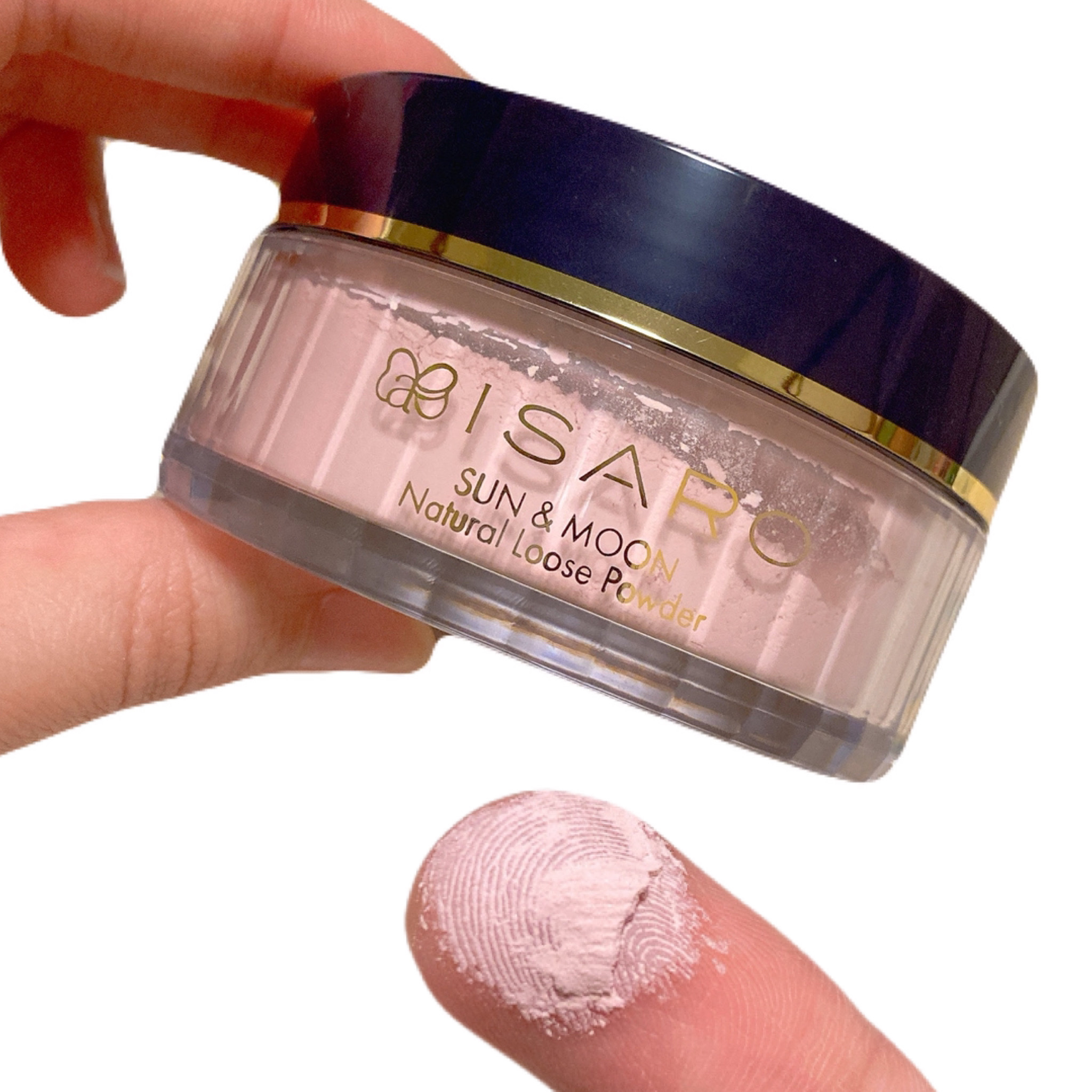 ［商品名］
ISARO サンアンドムーンシリーズ
・ナチュラルルースパウダー 24g
￥10,500

［商品詳細］
スキンケア発想のメイクアップ
メイク時間が美容時間に！

メイクの仕上げにひとさじで、一日中さらっと快適な美肌になるらしい