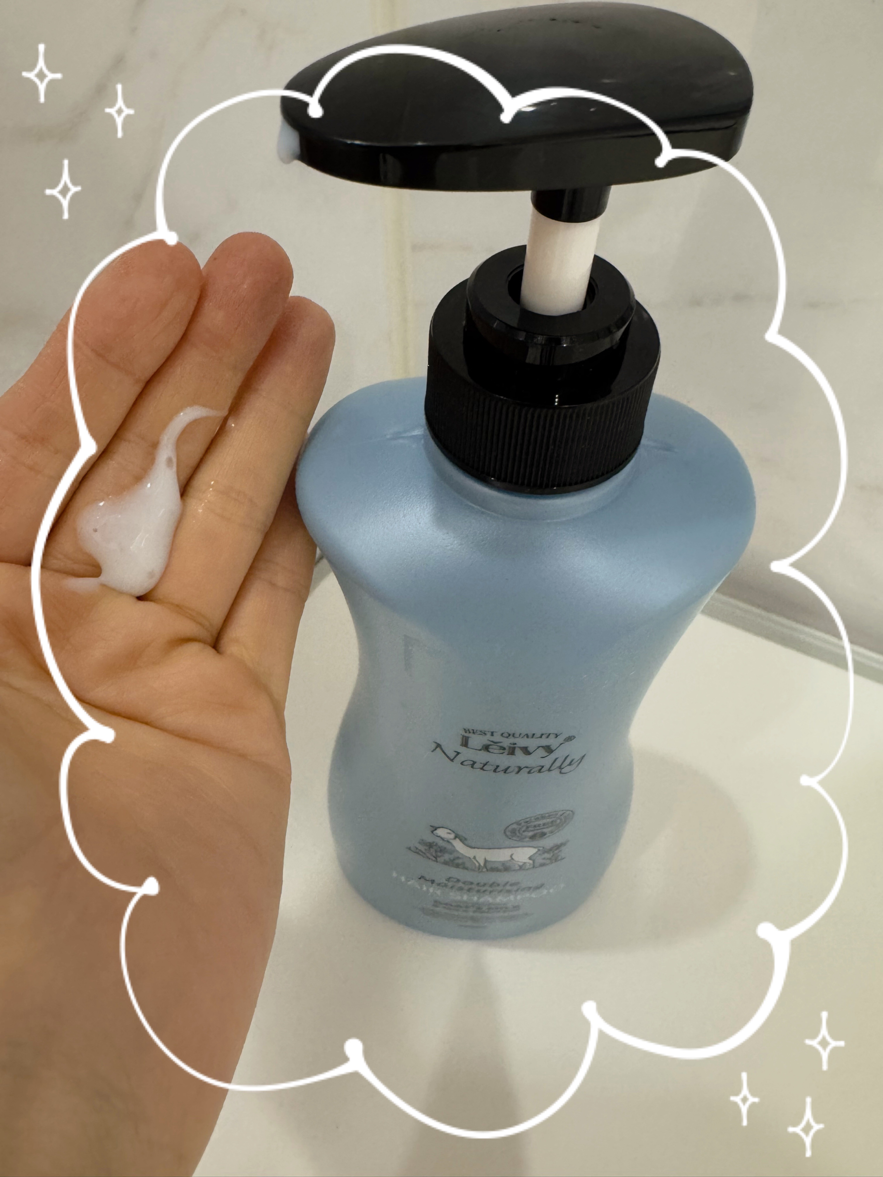 Leivy レイヴィー ダブルモイスチャー ヘアシャンプー GM／ヘアコンディショナー GM フルーティ＆フローラルな香りのクチコミ「ボトルデザインが可愛い天然ヤシ脂由来のアミノ酸系シャンプーです。

ボトルにヤギが載っているよ.....」（2枚目）