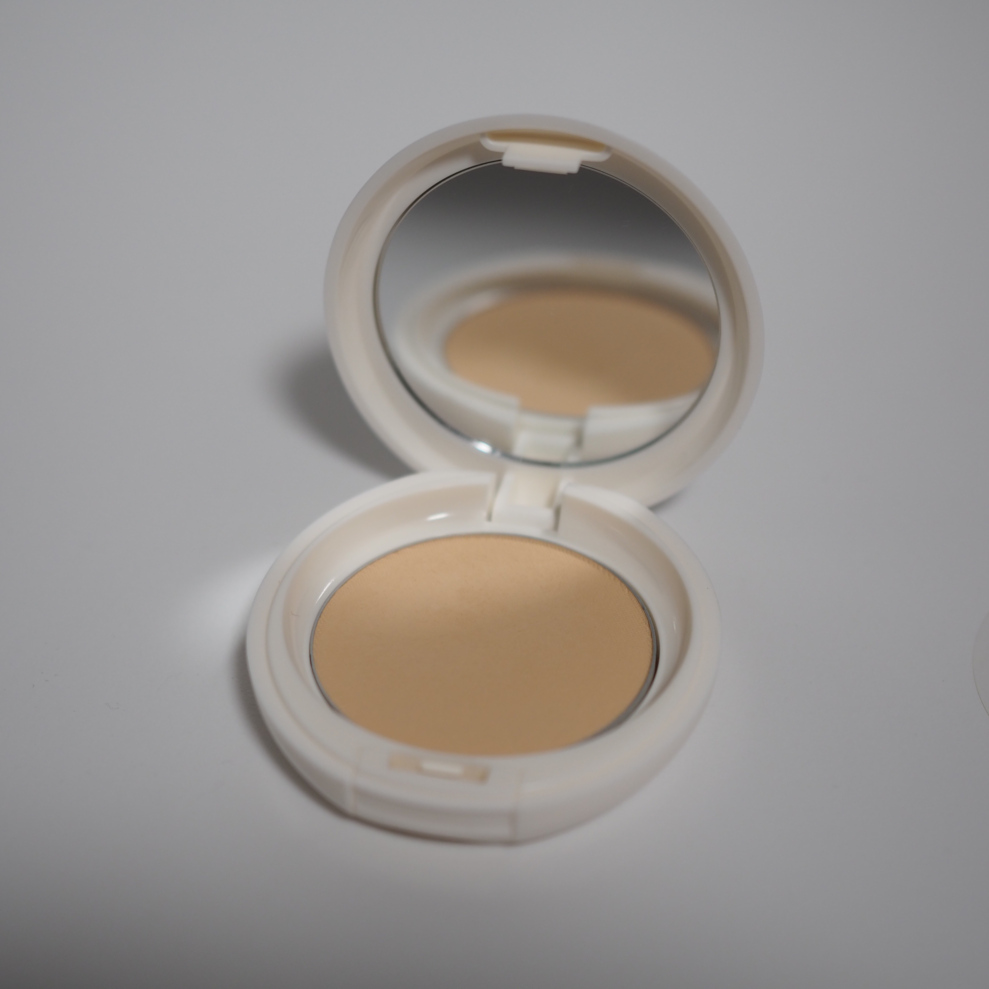 アクメディカ 薬用 フェイスパウダー クリア N/ナリスアップ/プレストパウダーを使ったクチコミ（2枚目）