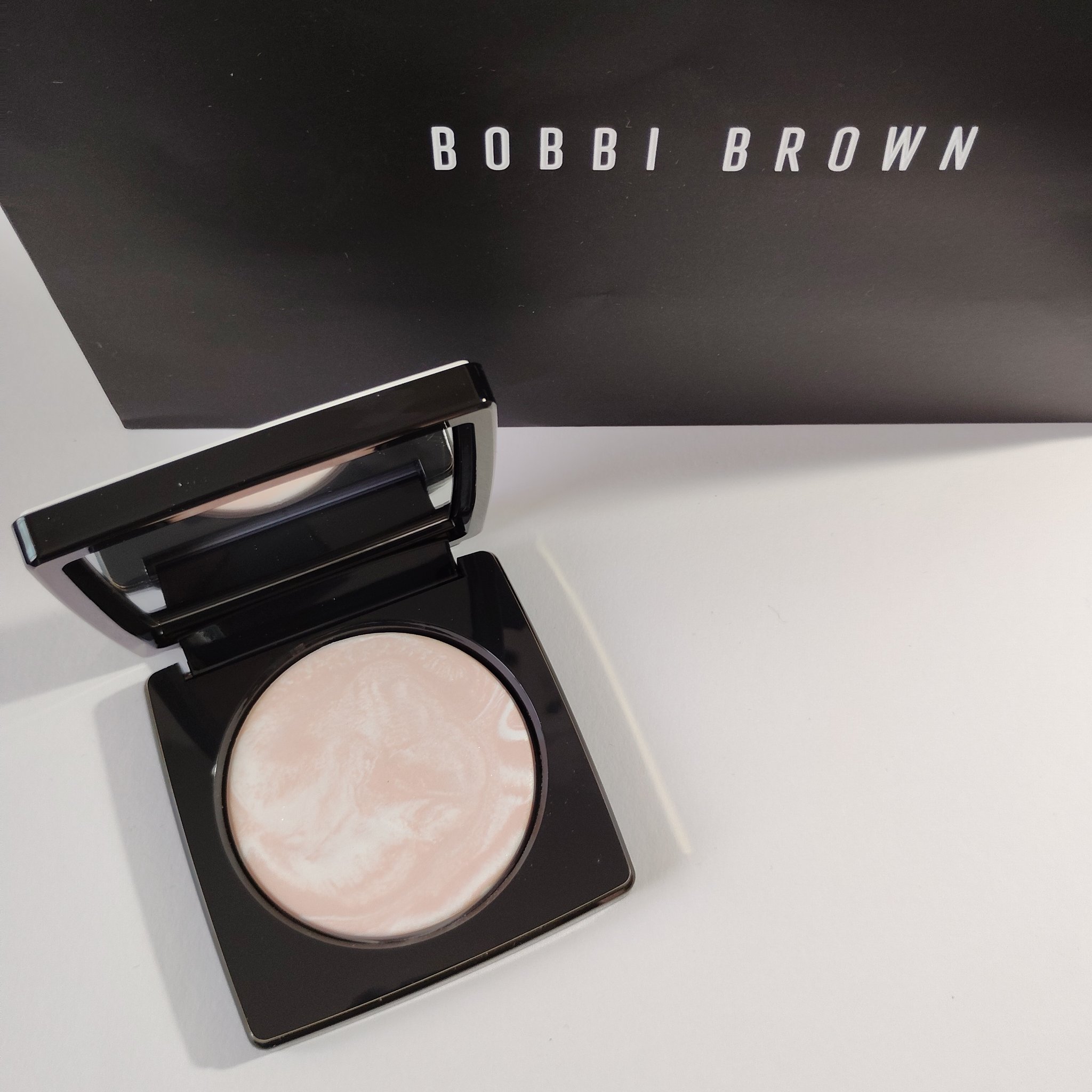 BOBBI BROWN シアーフィニッシュ ブラーリング パウダーのクチコミ「BOBBI BROWN購入品①
シアーフィニッシュ ブラーリング パウダー

定番です。
こち.....」（1枚目）