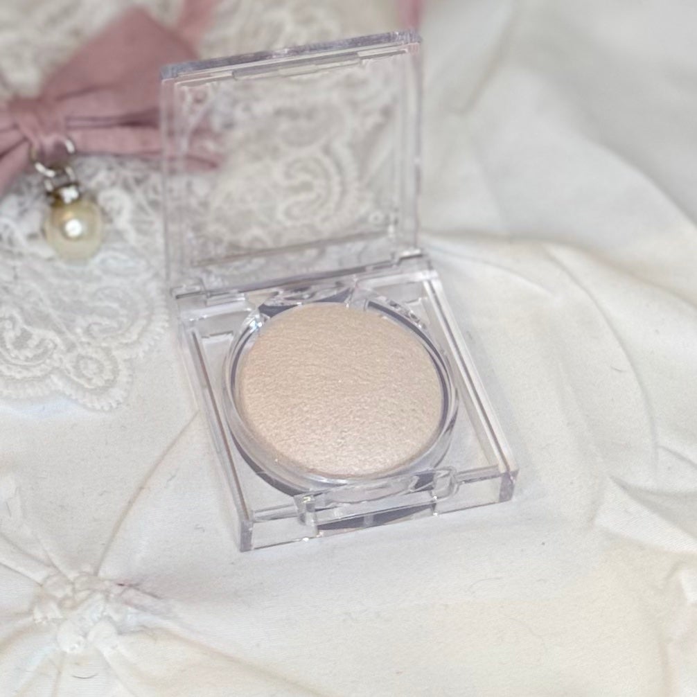 Tomoko/見えない世界から届ける“儚げ透明感メイク“ on LIPS 「🌙✨待望の新作!キャンメイク「ムーングロウハイライター」ついに..」(2枚目)