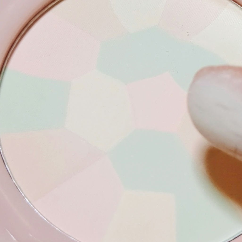 mekabu on LIPS 「ダイソーの【KMマーブルフェイスパウダー02】パフ付き普段パウ..」(5枚目)