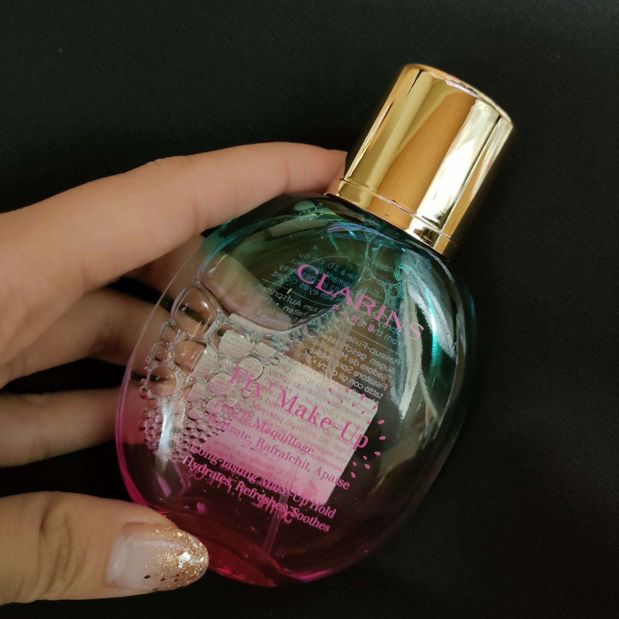 CLARINS
フィックス メイクアップ N

友達からプレゼントでいただきました🙏
下地だけでは乾燥するな〜と思ったときに使うと
しっとりして、パウダーしても粉っぽくならないです👌

#CLARINS #デパコス  #第一印象アップ術