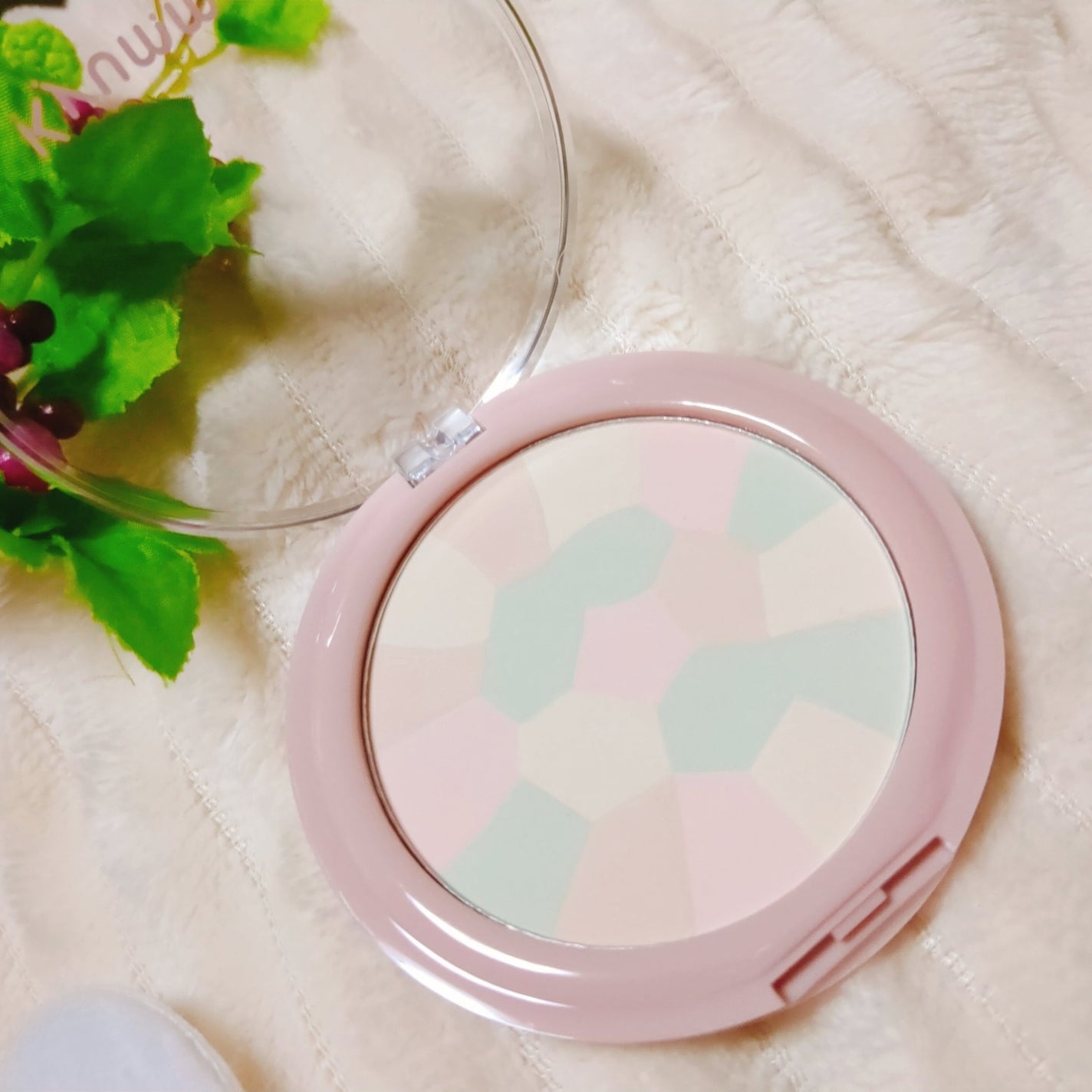 mekabu on LIPS 「ダイソーの【KMマーブルフェイスパウダー02】パフ付き普段パウ..」(4枚目)