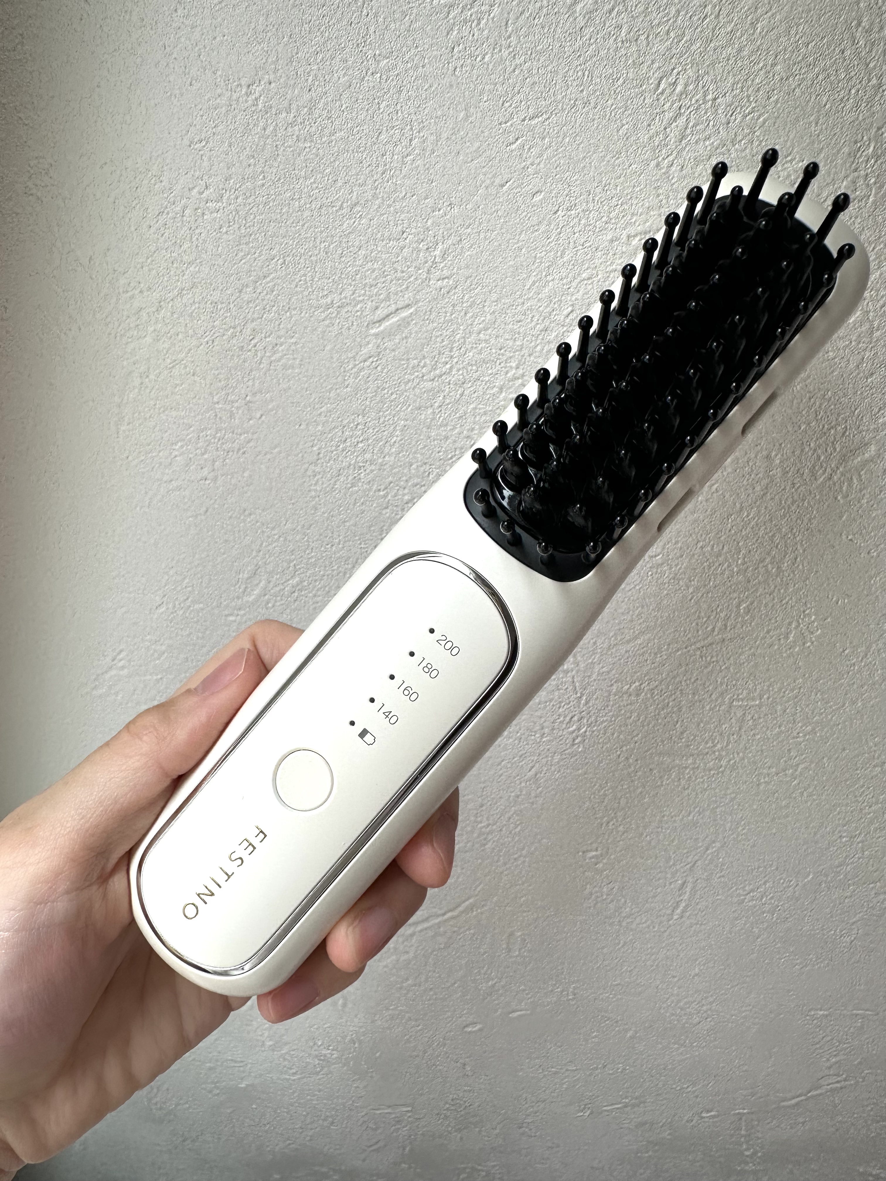 充電式 スタイリング ヒーターブラシ SMHB-049-WH/FESTINO/ヒートブラシを使ったクチコミ（3枚目）