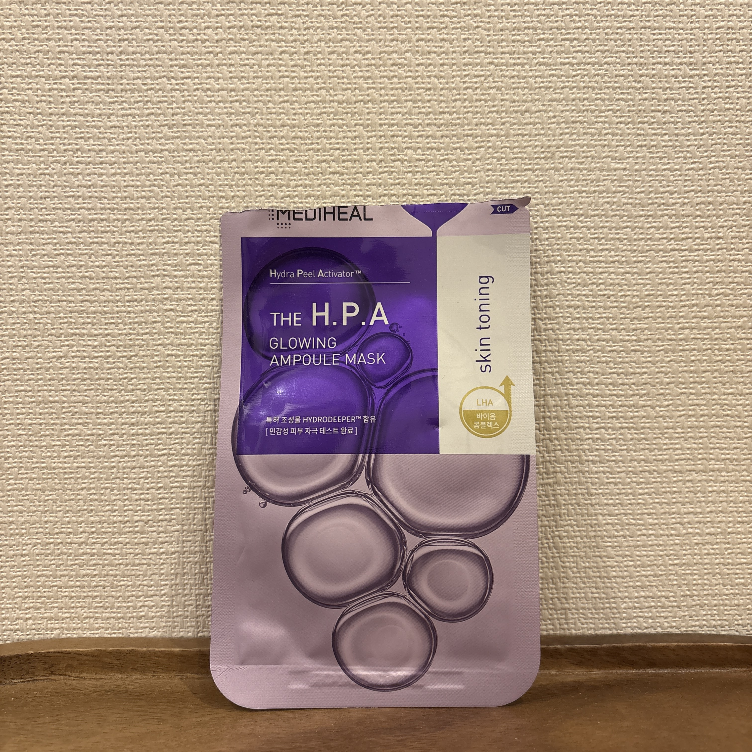 MEDIHEAL
THE H.P.A グロウイング APマスク

厚いガーゼのような素材で、これまで体験したことの無い厚さのパックです。シートは伸びないので顔のサイズが合わないとなかなか上手く張り付かないかも知れません。

キメ、ツヤに効果