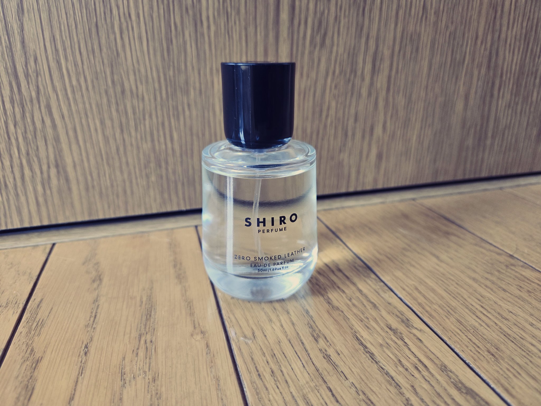 SHIRO スモークレザー オードパルファム　　50ml Amazon | SHIRO SMOKED LEATHER オードパルファン 50mL 香水