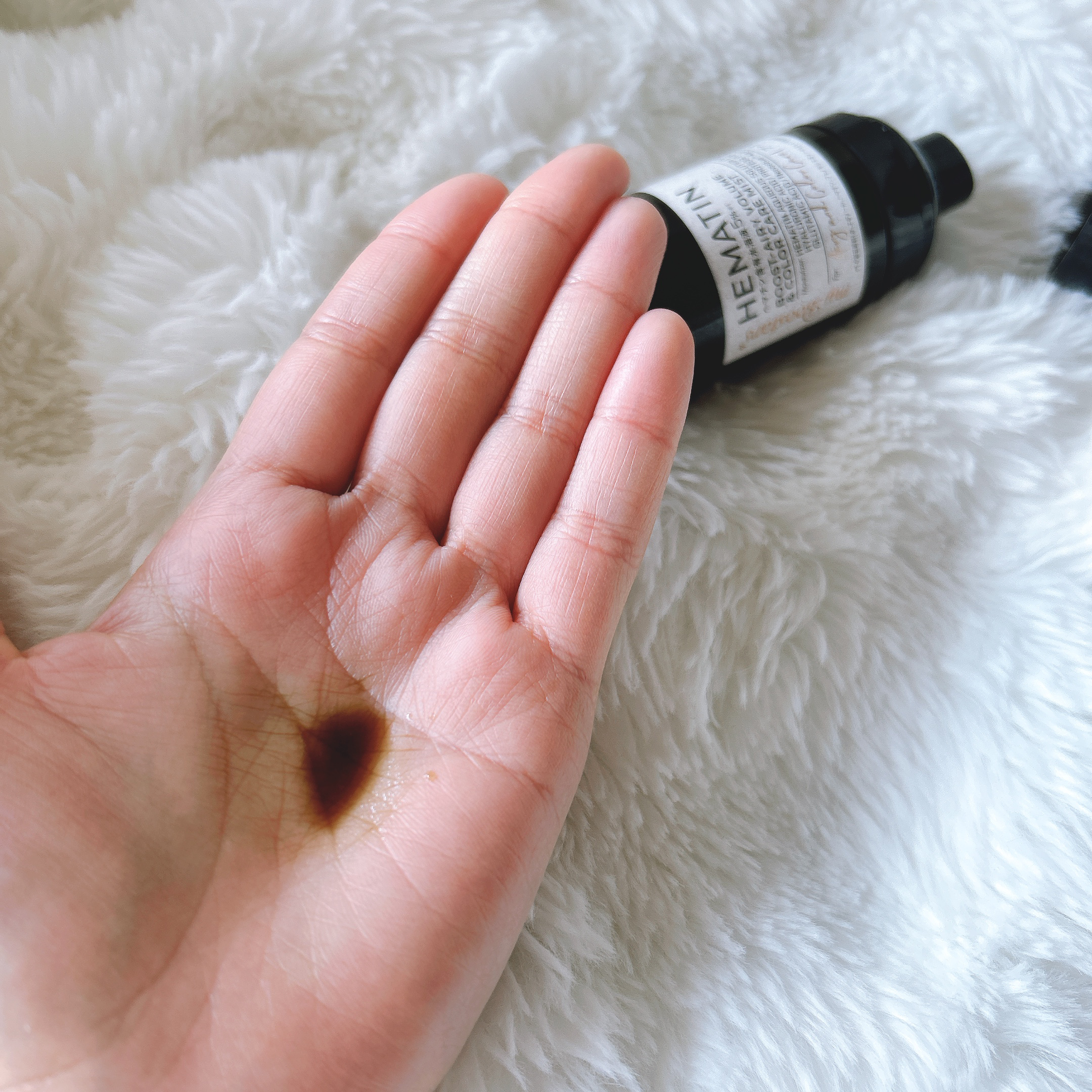 最初は色にびっくりしますΣ(ﾟдﾟ；)
ヘマチン（毛髪補修成分）を5％配合しており、髪のダメージ補修やカラーの色持ちをサポートしてくれるヘアケアアイテム。
シャンプーの前に使うことで、後に使うシャンプーやトリートメントの浸透を助け、ヘアケア