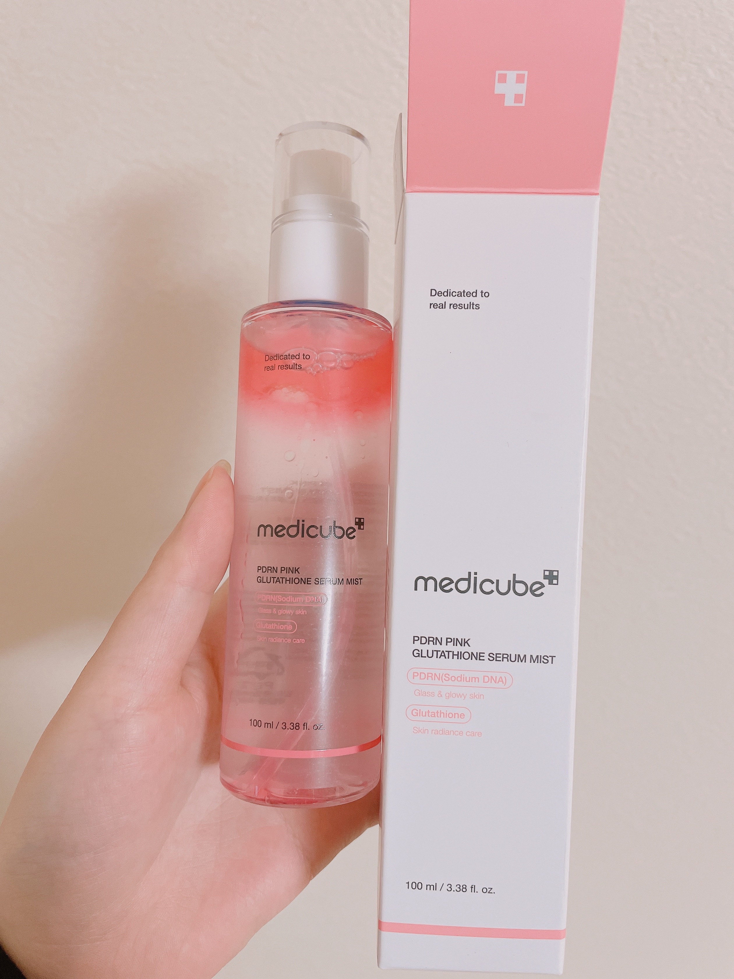 #Qoo10メガ割 

今回のメガ割で1番お気に入り♡
乾燥や花粉で荒れたお肌(カサカサ)潤って

メイクする前と終わりによく振って馴染ませてます🪄
ピンクのセラムが浮かんでて
見た目がすごく綺麗で可愛いですよね😍
次もリピートします♡