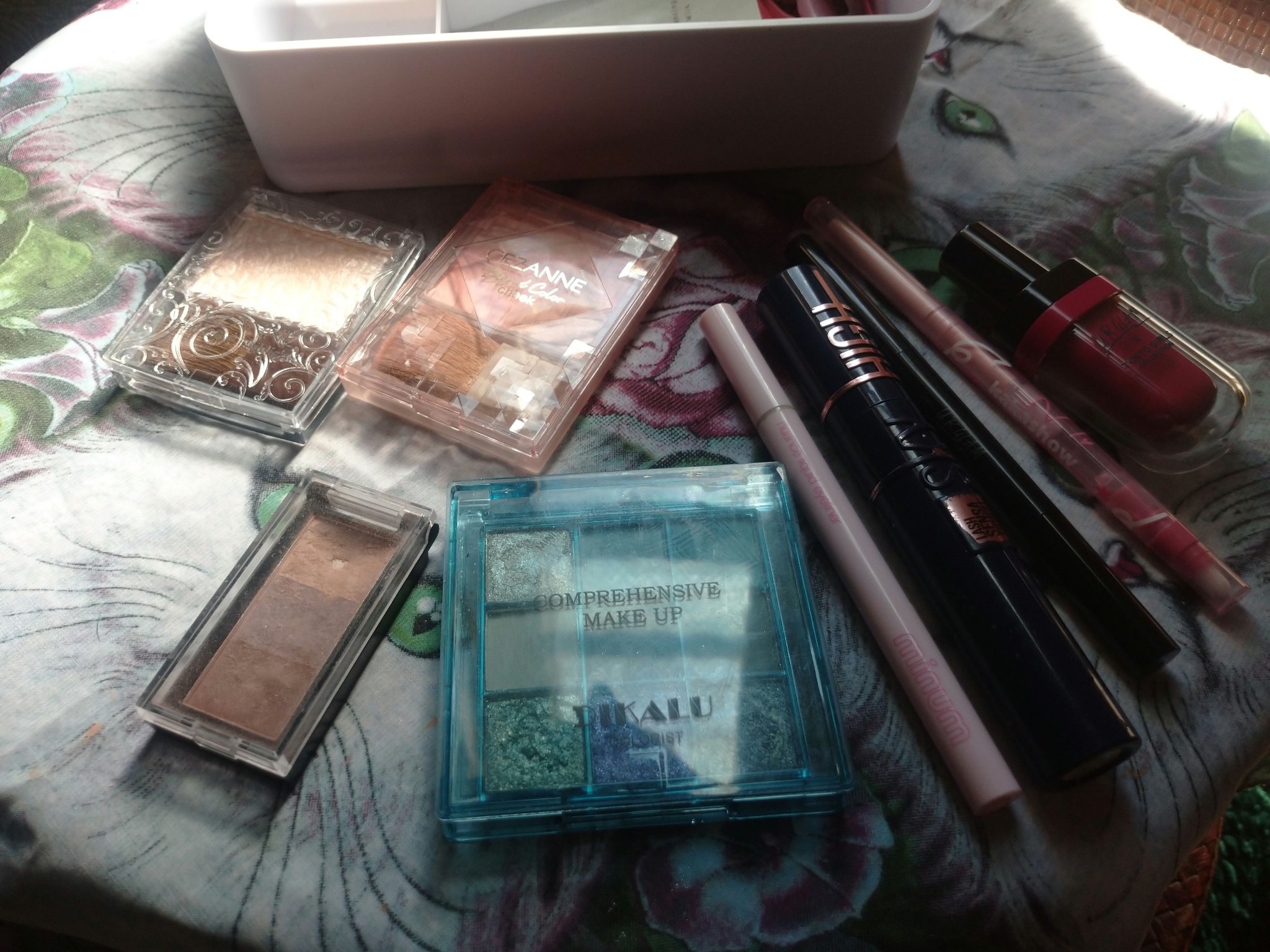 DIKALU MINI NINE-COLOR EYESHADOW PALETTEのクチコミ「🌷今日のメイク🌷

朝のスキンケア後

ニベアUV ウォータージェルEX
MISSHAM クッ.....」（2枚目）