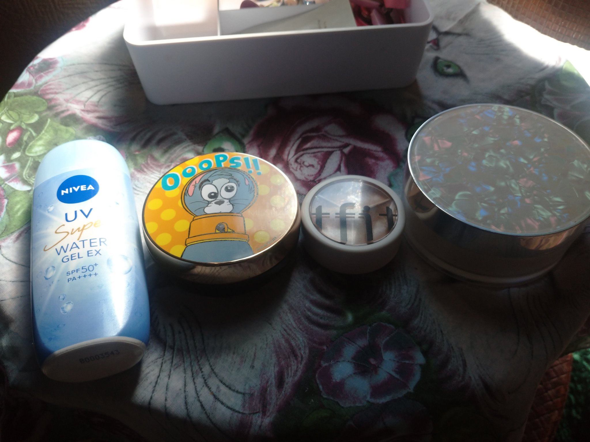 DIKALU MINI NINE-COLOR EYESHADOW PALETTEのクチコミ「🌷今日のメイク🌷

朝のスキンケア後

ニベアUV ウォータージェルEX
MISSHAM クッ.....」（1枚目）