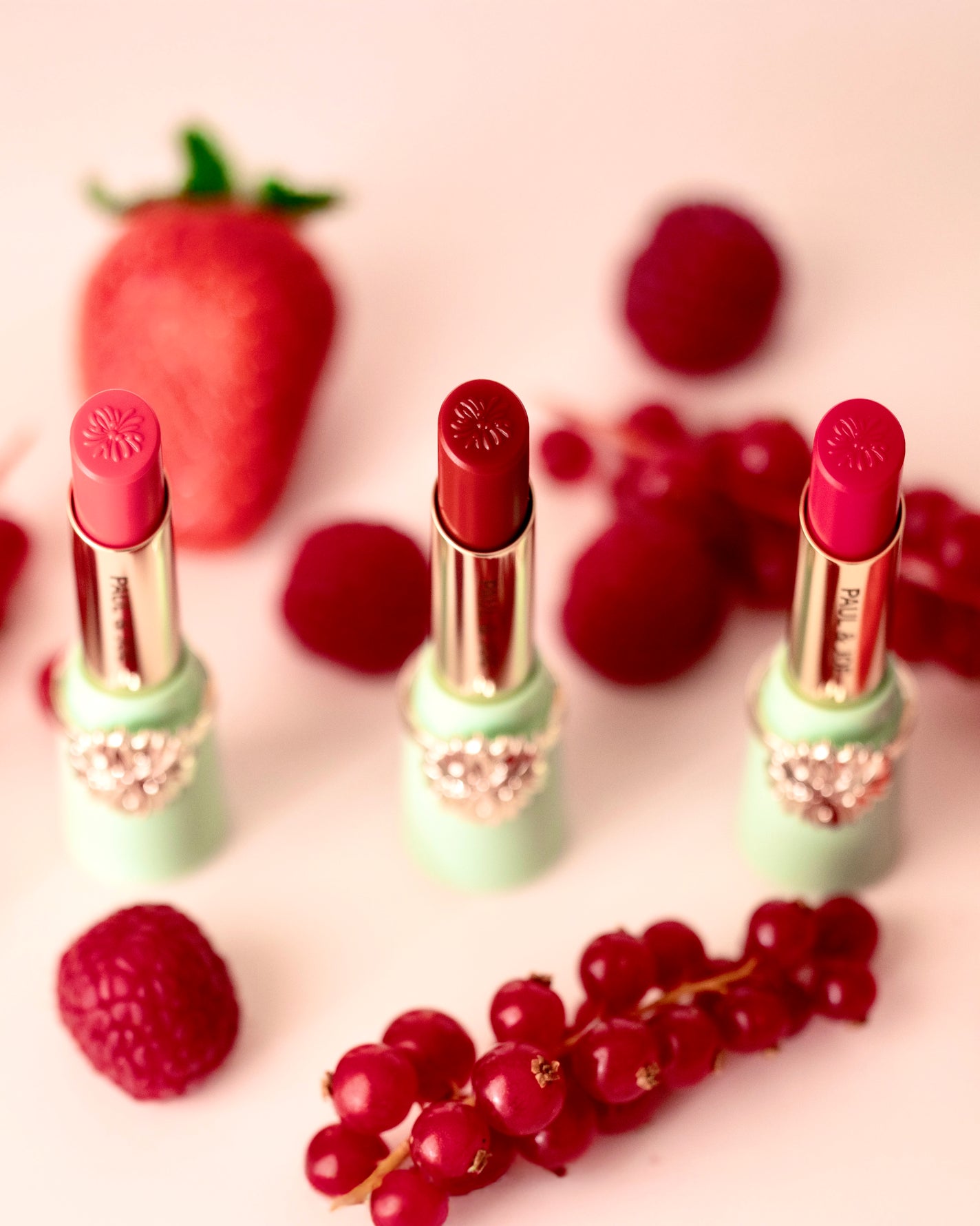 PAUL & JOE BEAUTE公式アカウント on LIPS 「本日3/18(火)より店頭で予約開始!4/1(火)より店頭と公..」(1枚目)