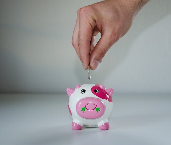 貯金箱に貯金している様子
