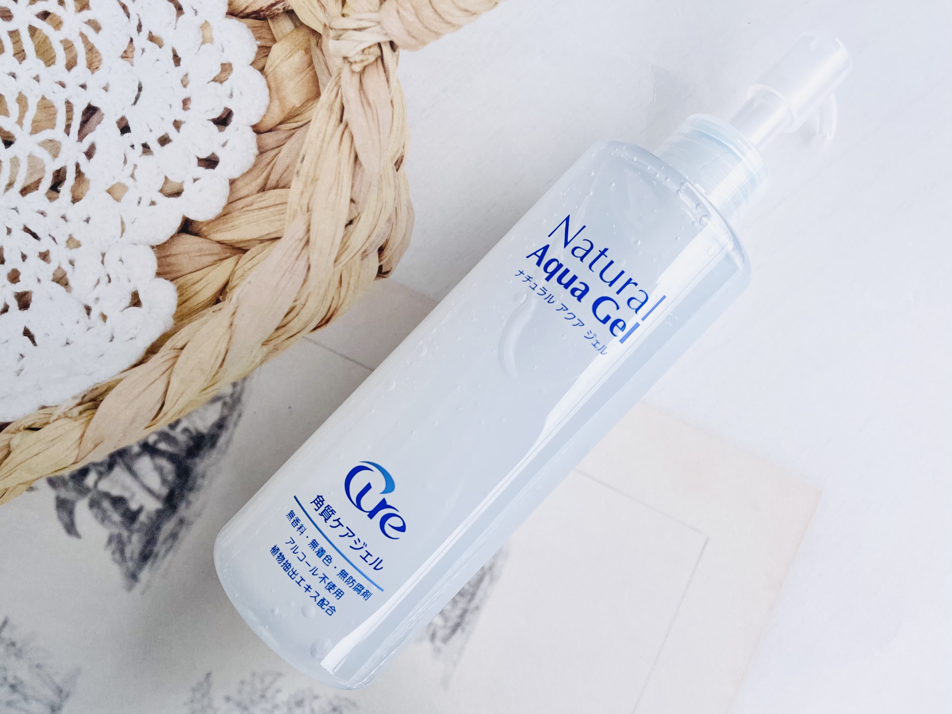 成分の約90%が水で
できていることにびっくりした
ナチュラルアクアジェル！
⁡
肌に塗って、くるくる優しく
マッサージすると
ジェルが古い角質(タンパク質、
アミノ酸)と反応してポロポロと
余分な角質を除去するんだって⋆
⁡
手に出すとサ