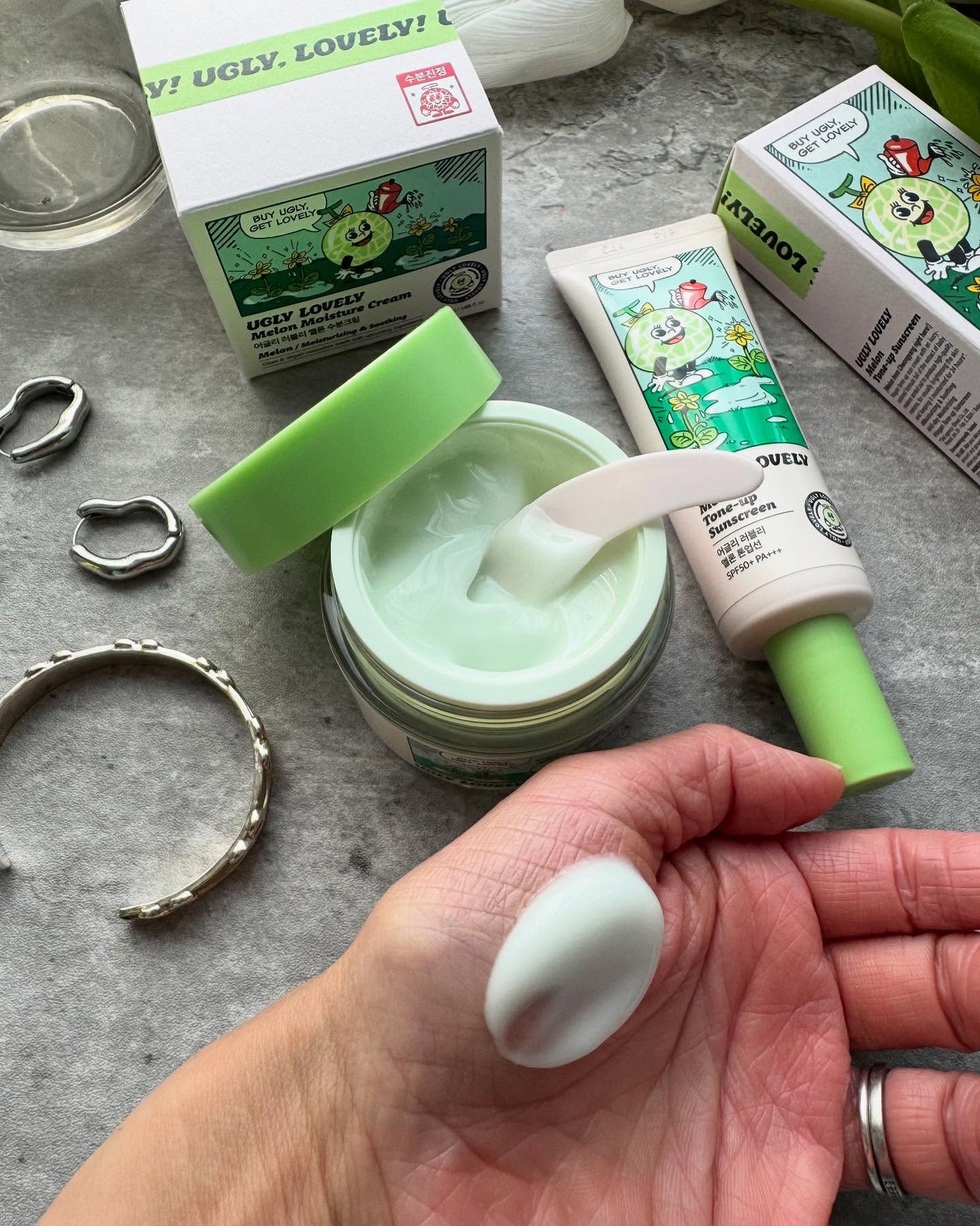 メロントーンアップ日焼け止め/UGLY LOVELY/日焼け止めローションを使ったクチコミ(3枚目)