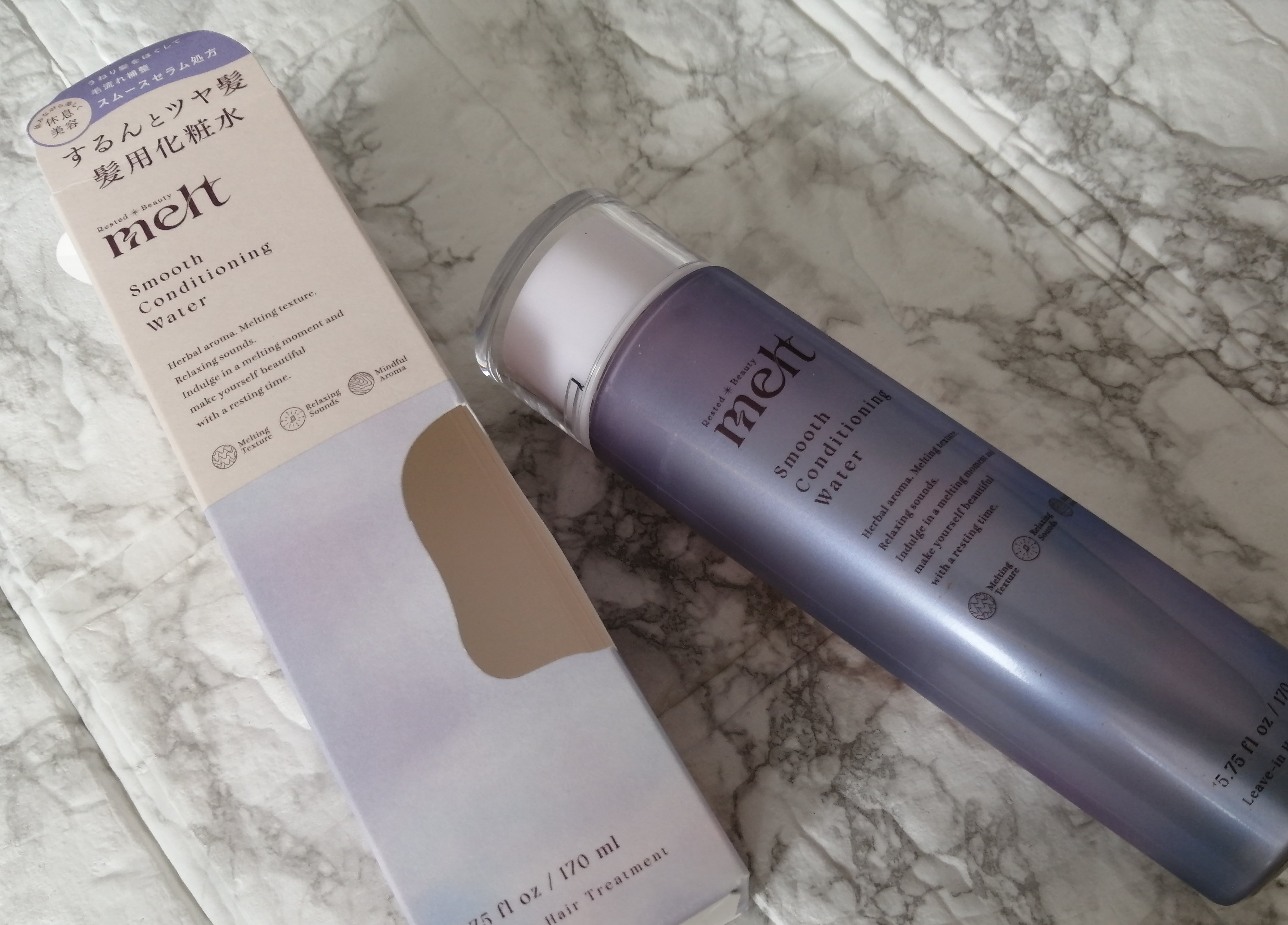 LIPS様より【meltのスムースコンディショニングウォーター】をお試しさせていただきました♡♡

髪用の化粧水？？と思うくらい、ボトルも化粧水のボトルみたいで可愛い♡

中身もとろみのある化粧水で、髪の毛に何回か重ね付けしながら塗っていき