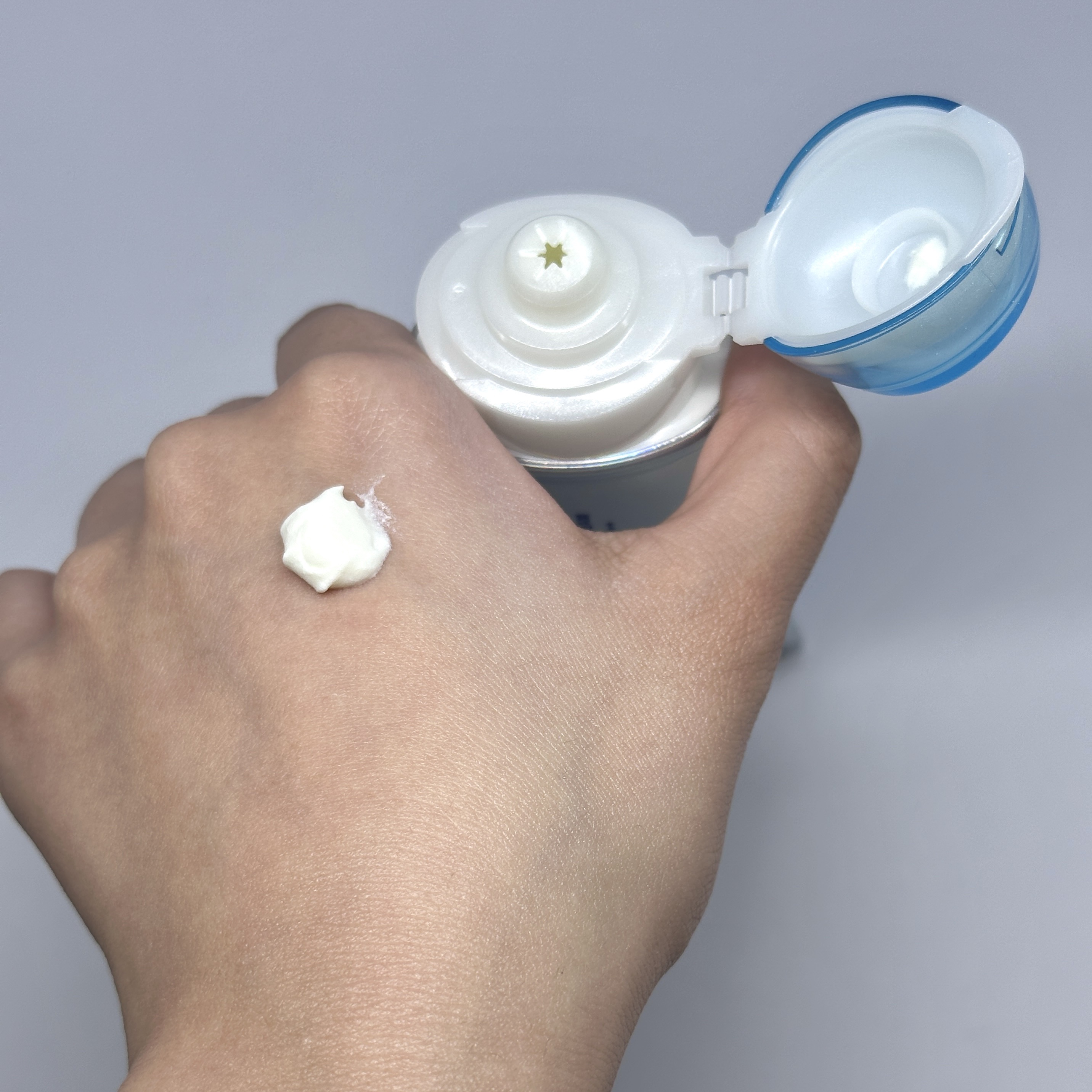 アクアリッチ エアリーホールドクリーム（呼吸感ベールUV）/ビオレ/日焼け止めクリームを使ったクチコミ（2枚目）