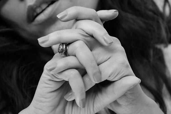 女性の爪の白黒写真