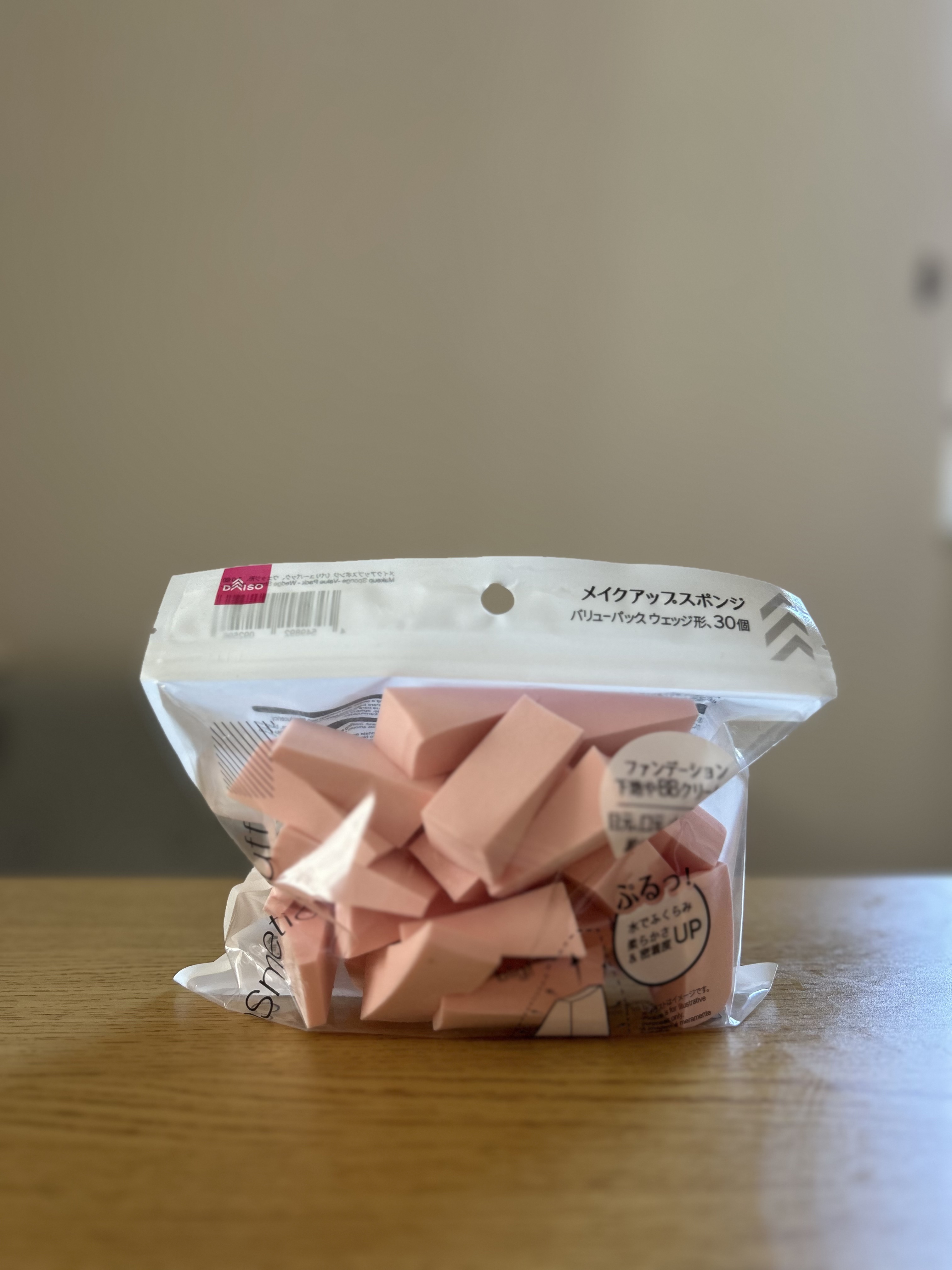 メイクアップスポンジ(バリューパック ウェッジ型 30個)/DAISO/パフ・スポンジを使ったクチコミ（1枚目）
