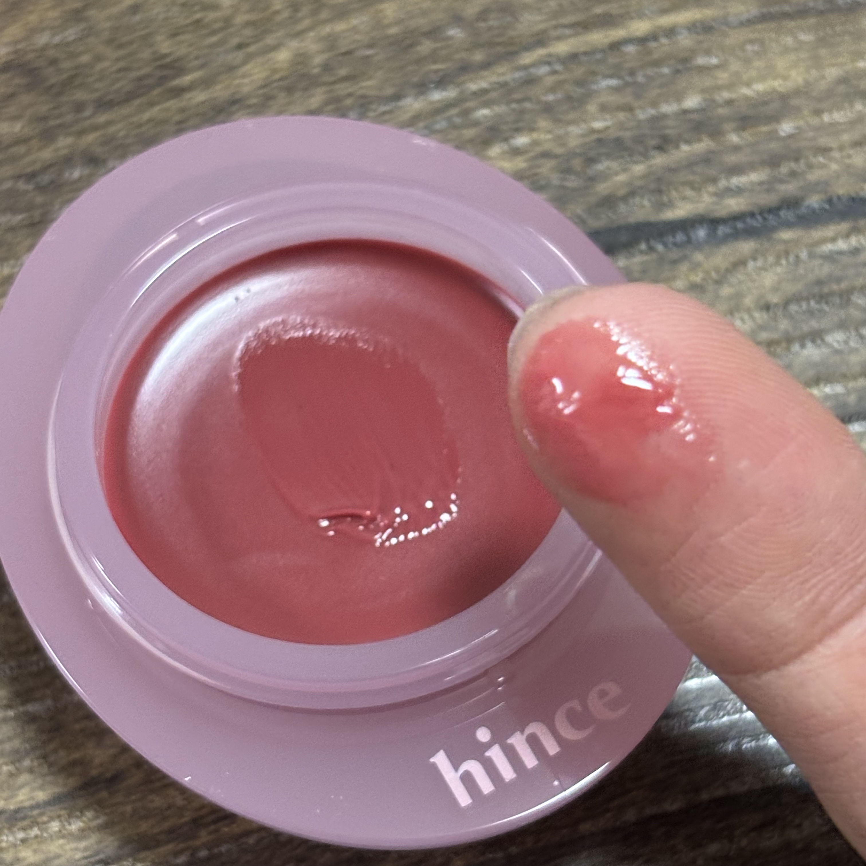 ロウグロウデューイーボール/hince/リップバームを使ったクチコミ（3枚目）