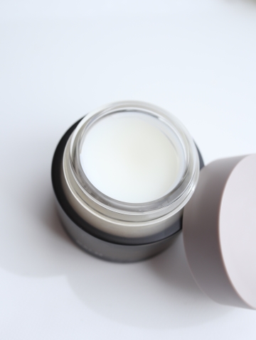 MONOQU BALMのクチコミ「しなやかな束感が続くバーム。
見ためは固めなバームですが人肌で簡単にとろけてオイル状に。
ボブ.....」（2枚目）