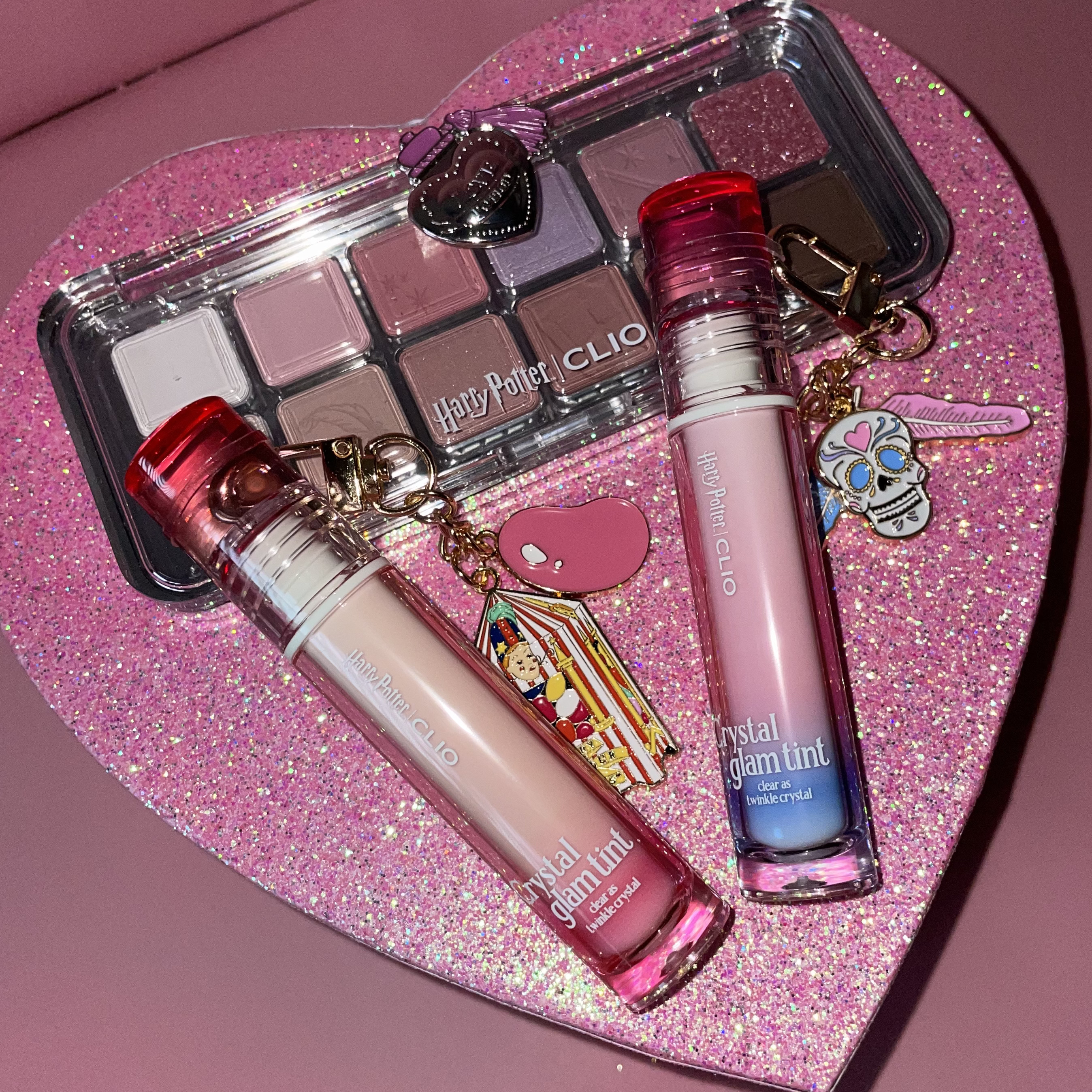 CLIOハリポタコラボ✨

元々優秀なコスメとのコラボは本当に感謝でしかない！！！！！！
CLIO様ありがとう😭って感じです

わたくしはブルベ冬なのでアイパレはハーマイオニーのやつにしました🫶🏻
ティントはチャームが可愛いから買った