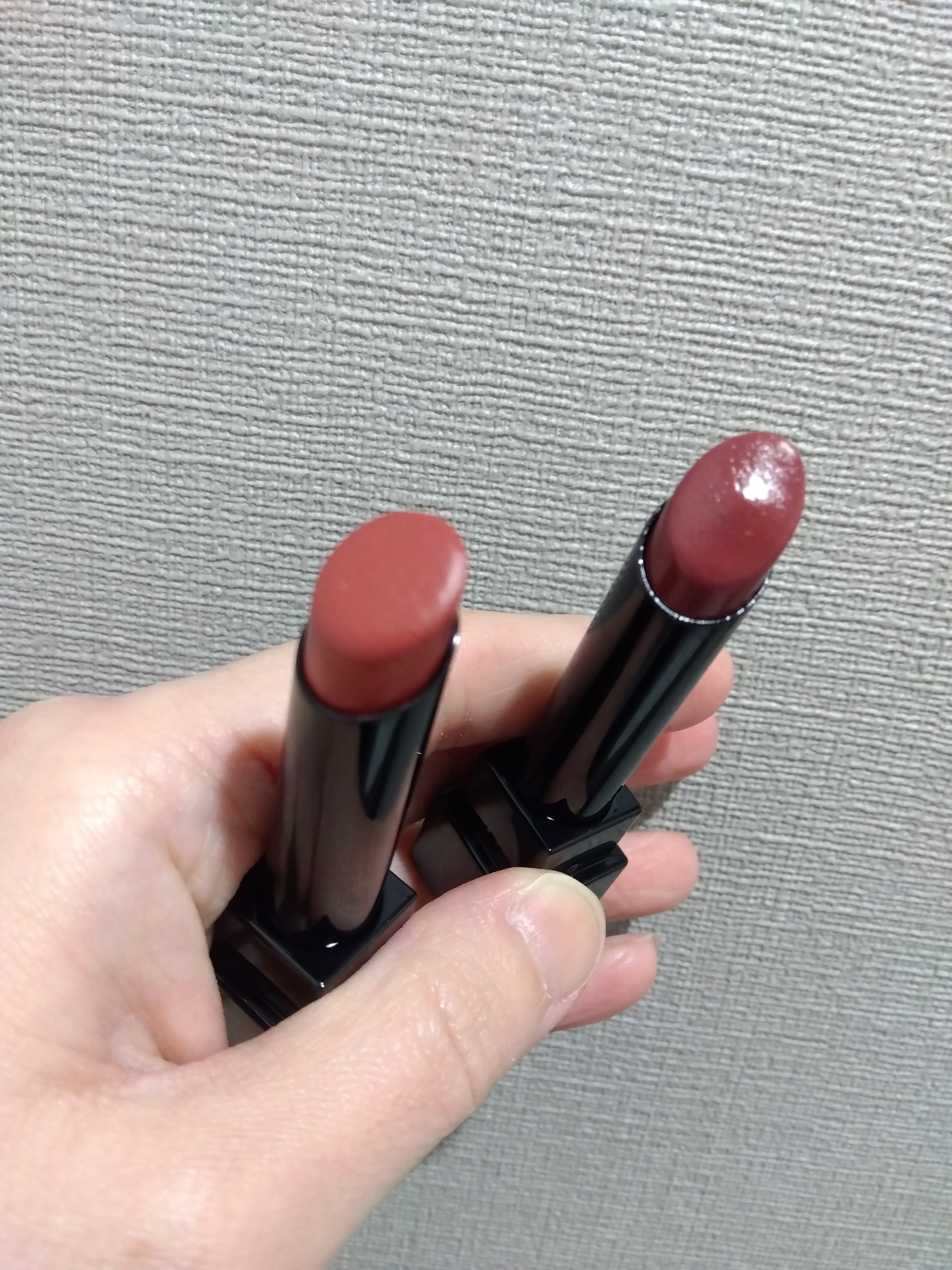 KATEケイト リップモンスター


15綿雲33000ft　02ピンクバナナを愛用中なのですが、もうちょっと深み赤っぽい色味が欲しくて追加購入したお品。
写真では手前のお色です。ブルベ夏とイエベ春中間な私ですが、黄み寄りだと全く合わないこ