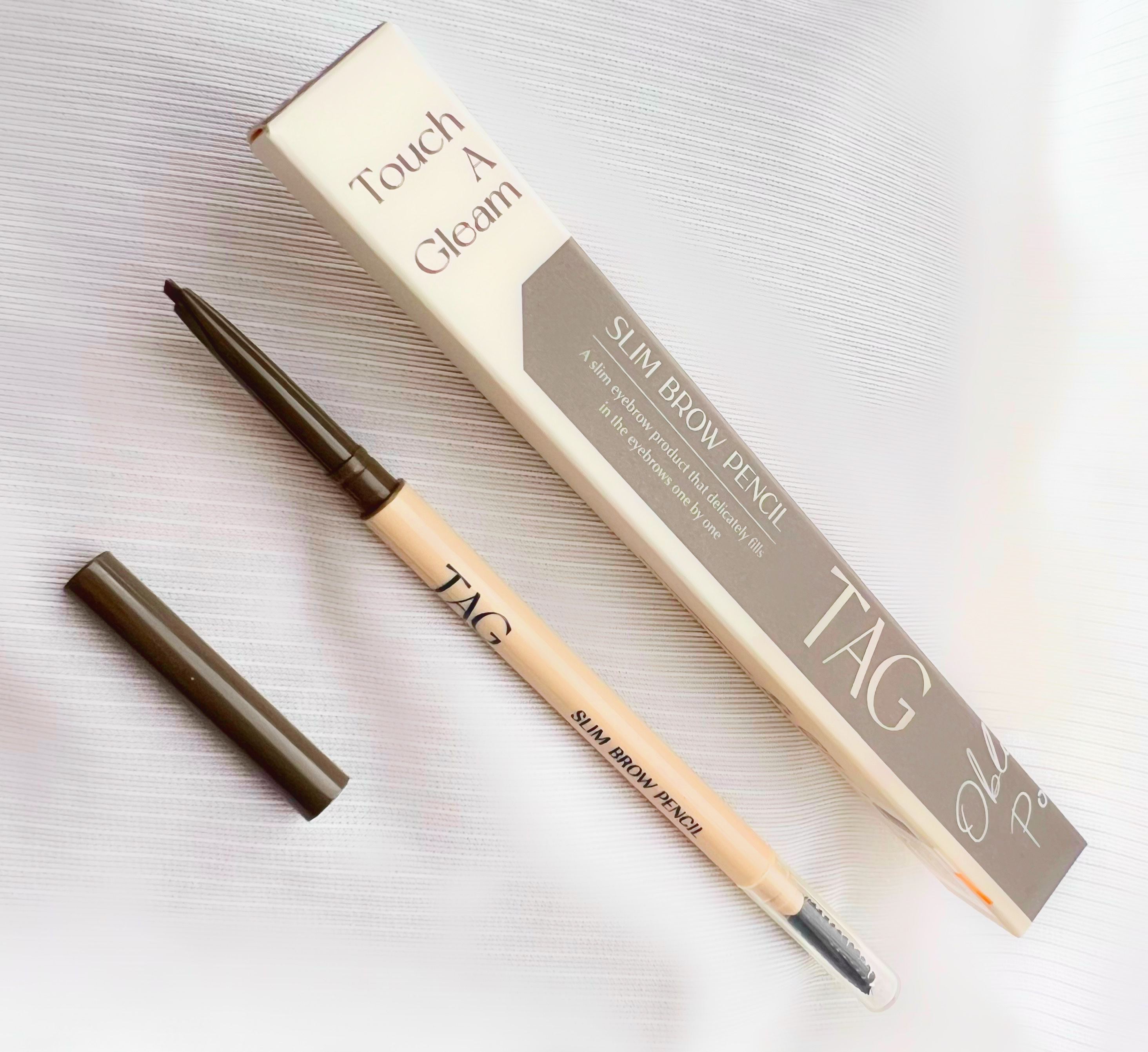 TAGスリムブロウペンシル

公式より
 ⭐︎2mmの三角シェイプ ⭐︎やわらかな発色
 感想
 滑らかに描きやすいです！ 3色展開 スクリューブラシが付いてるのもありがたいですが、すぐに割れてスクリューブラシどこかにいってしまいました😂