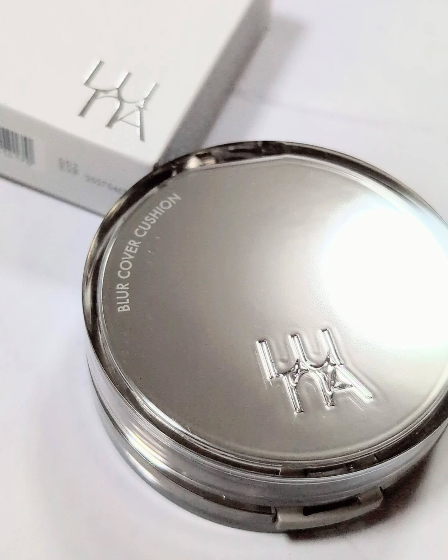 ◇LUNAブラーカバークッション
カラー：1号バニラ

LUNAのクッションファンデ、結構好き。

毛穴とか色ムラカバーしてくれる。
赤味も気になる日があるけど、これ使うと隠してくれる…！

乾燥肌だけどかぴかぴになったりしない、しっとりな