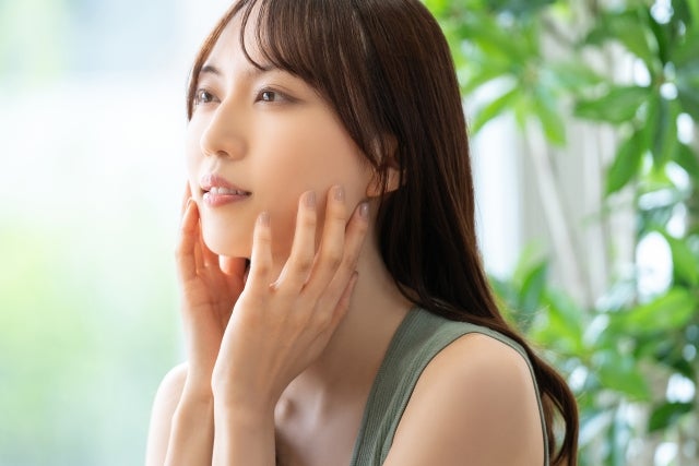 頬に手をあてる女性