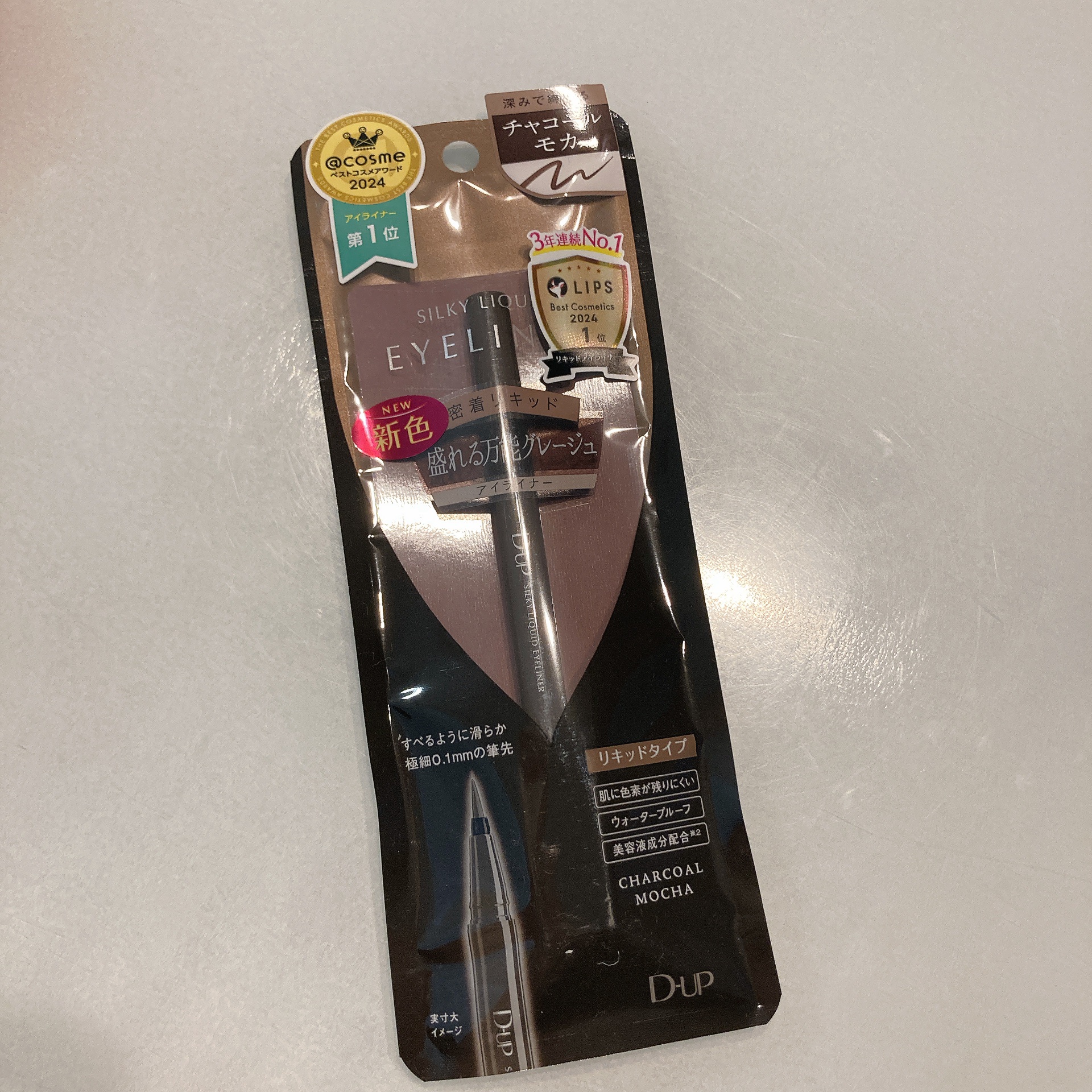 今回、LIPSを通してディーアップさんから
提供いただきました。
ちょうどアイライナーの買い替えを考えていたのでありがたい🥹

なんと今回新色とのことで、
「盛れる深みグレージュ」というカラー。

誰でも使いやすいベーシックカラーが特徴。