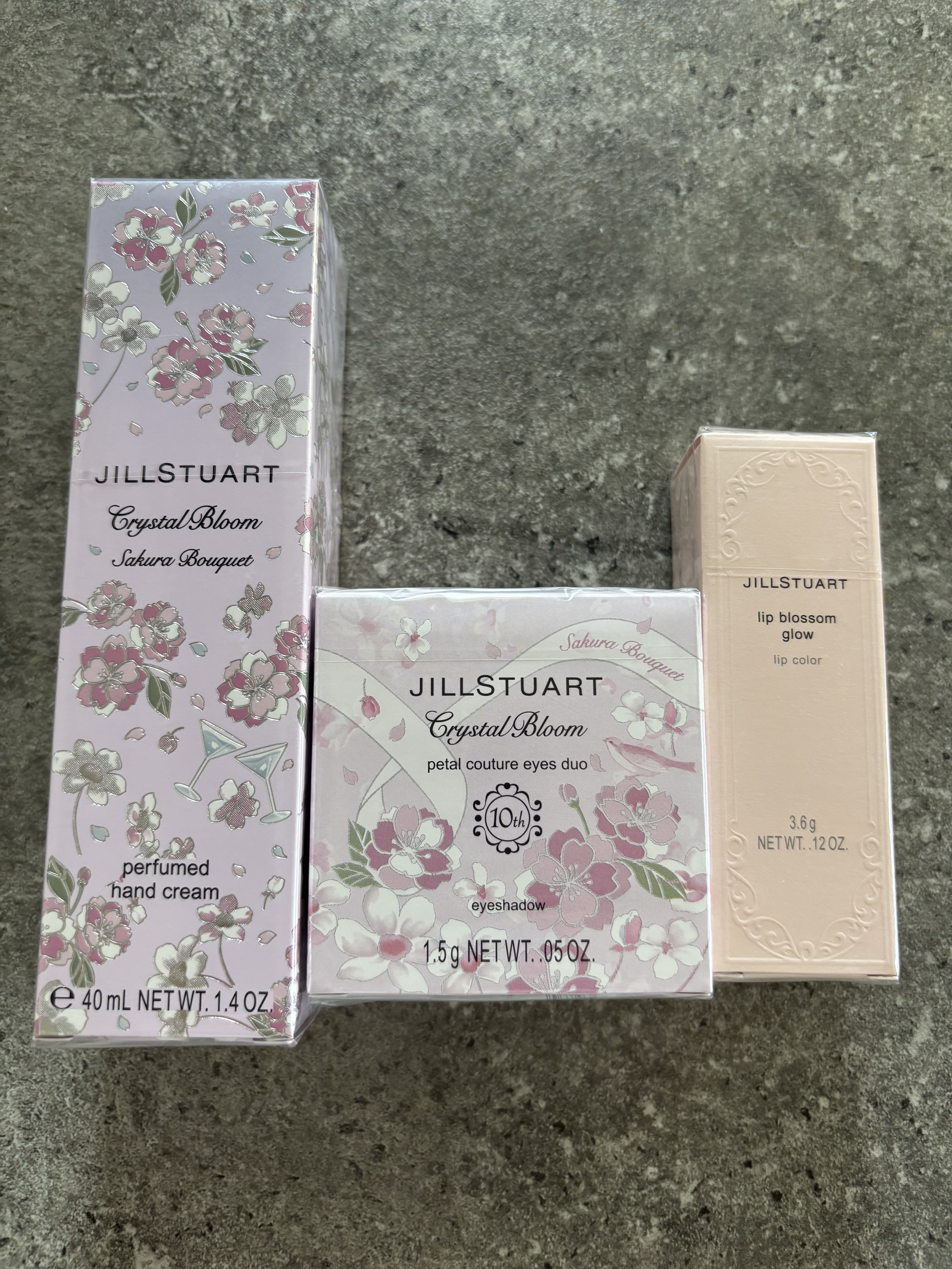 ジルスチュアート　リップブロッサム グロウ 19 anemone dazzle/JILL STUART/口紅を使ったクチコミ（2枚目）