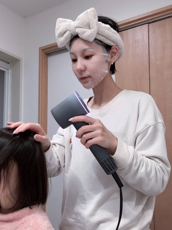 パックをしながら子供の髪を乾かすMIROさん