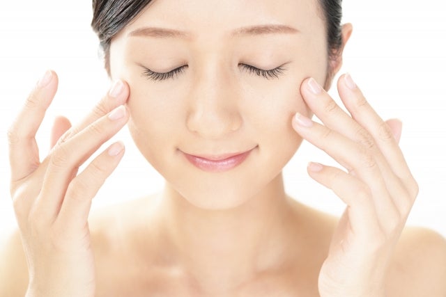 目を閉じる女性