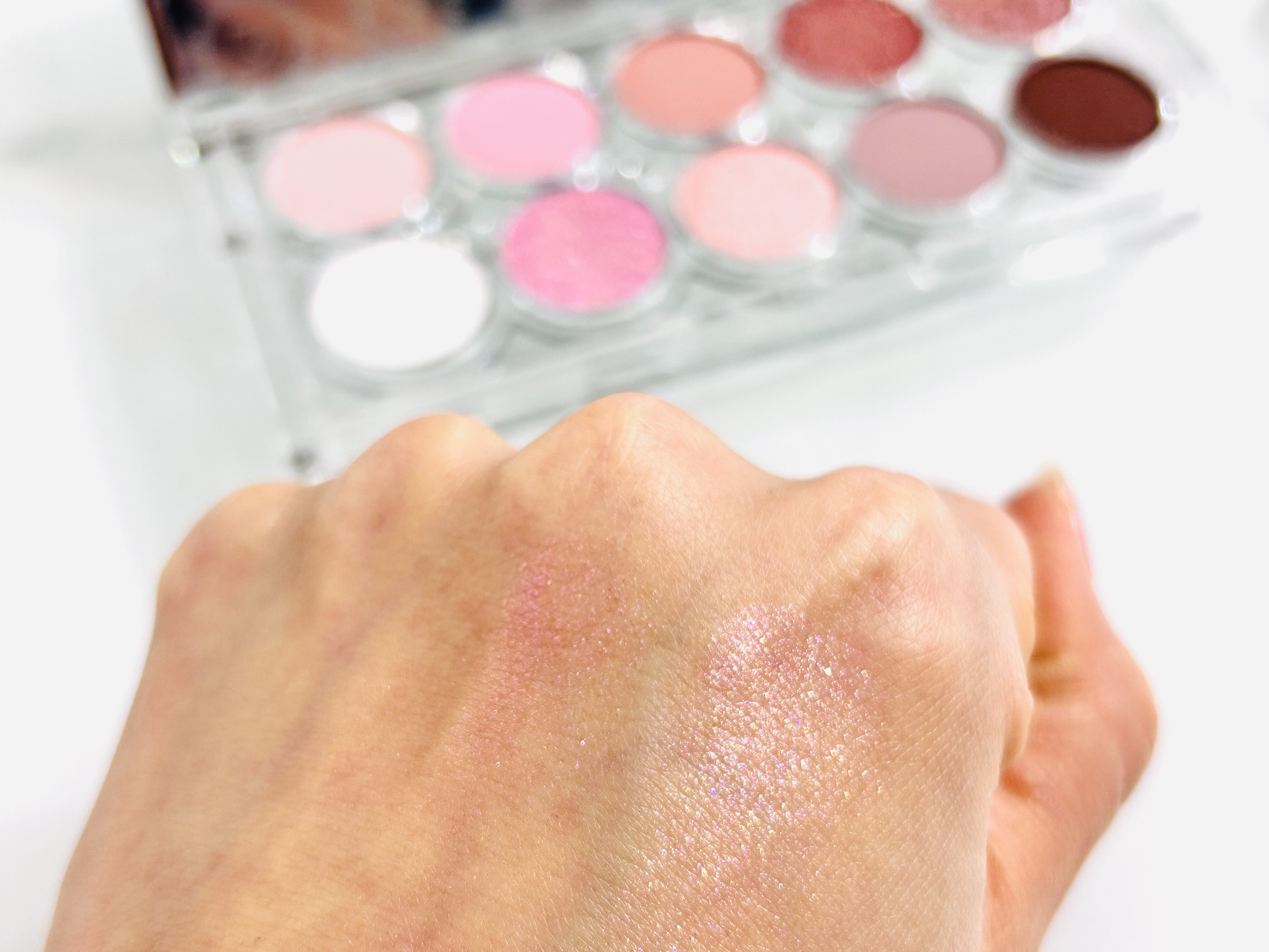 Lummir ライト オン アイズ シャドウ パレットのクチコミ「K-POPアイドルメイクアップアーティストISEULと共同開発されたパレット。
マット、パール.....」（2枚目）