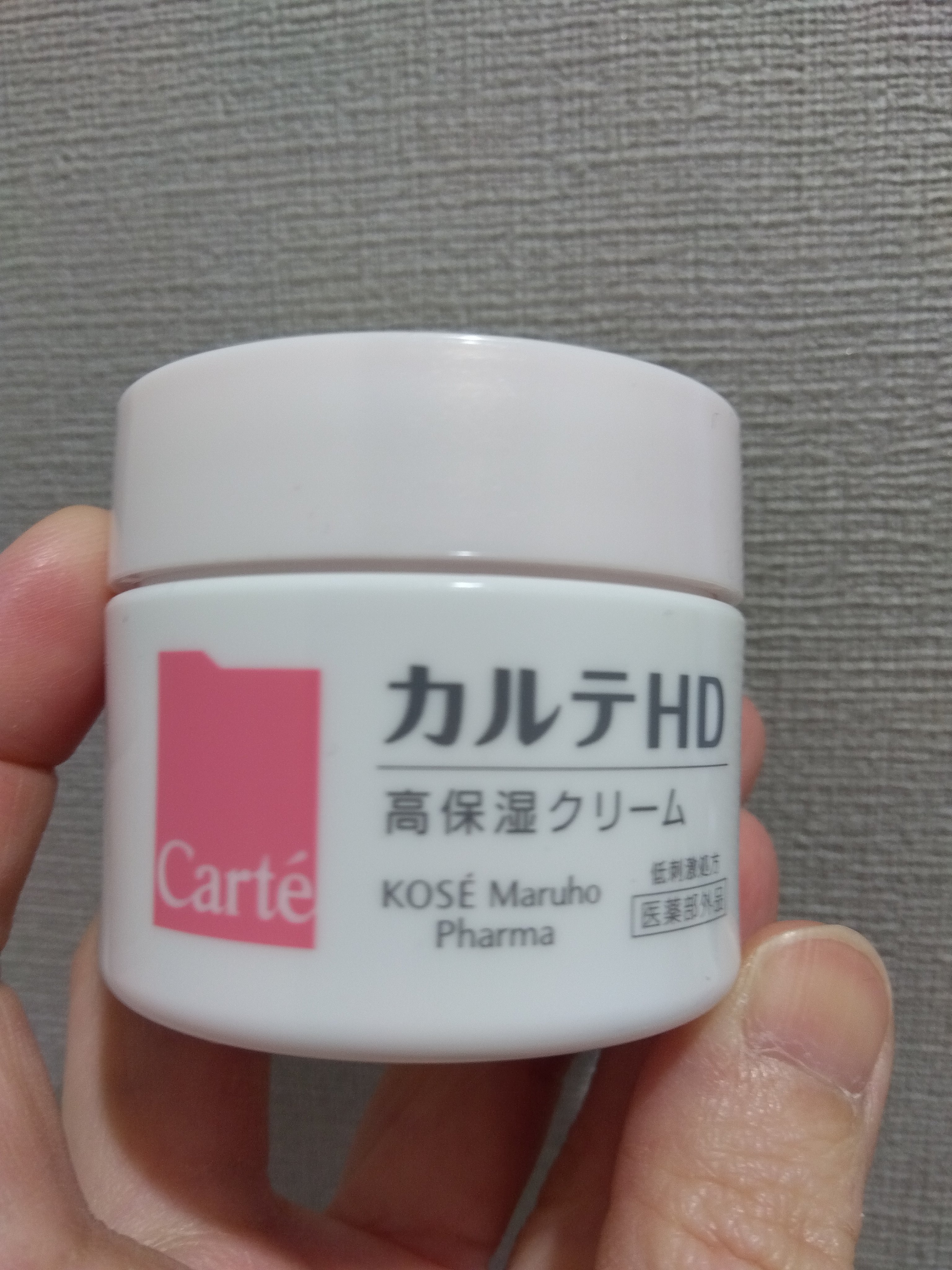 カルテHDモイスチュア クリーム

乾燥対策にスキンケアに取り入れてみて、1週間つかってみました！

なめらかなクリームで、少量で肌全体に行き渡り、うるおう感じがあります◎◎◎

乳液だけだと、朝、乾燥かんじてましたが、朝も、肌がしっとりし