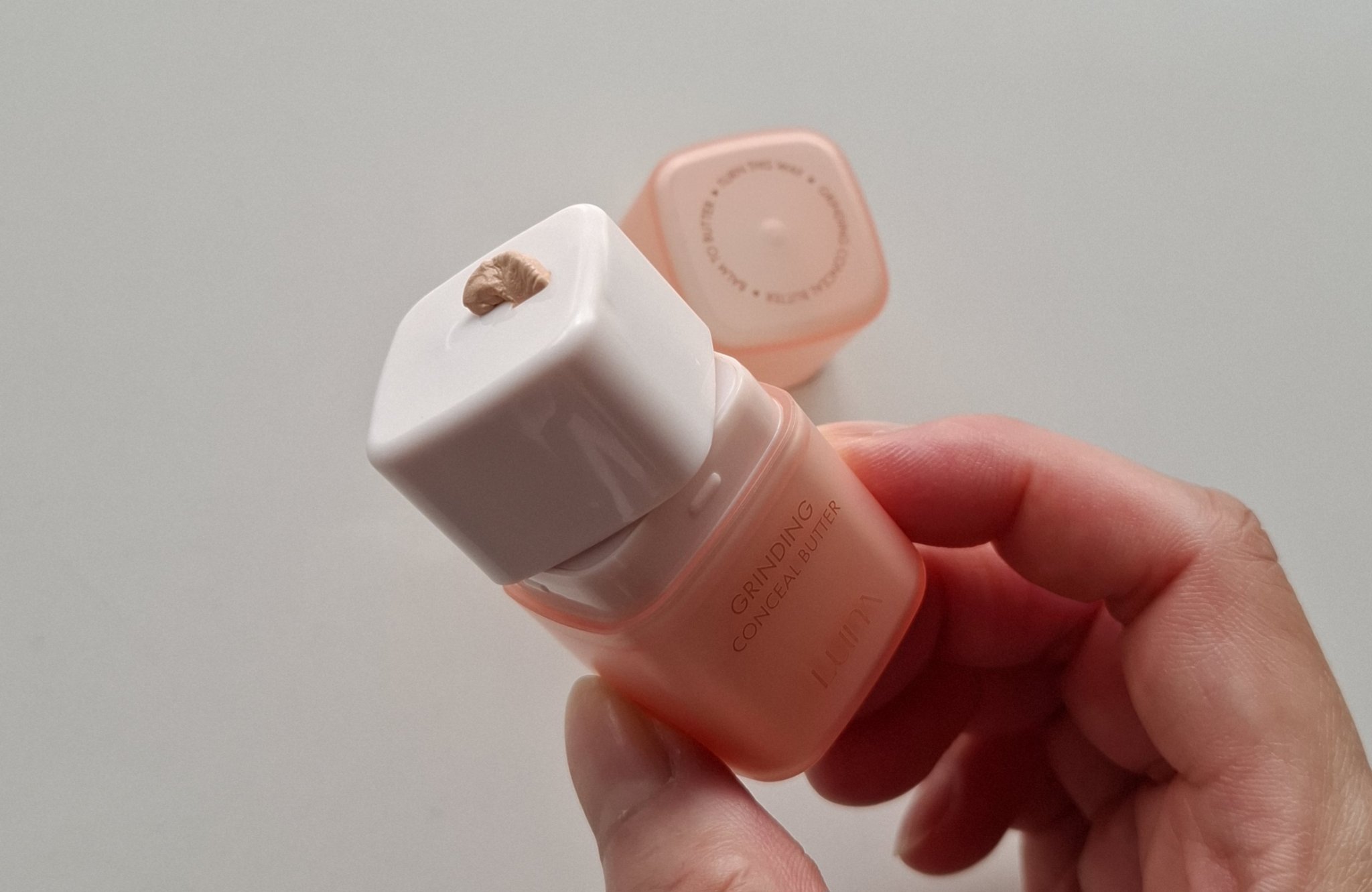 グラインディングコンシールバター 01 サーモンベージュ/LUNA/クリームコンシーラーを使ったクチコミ（2枚目）