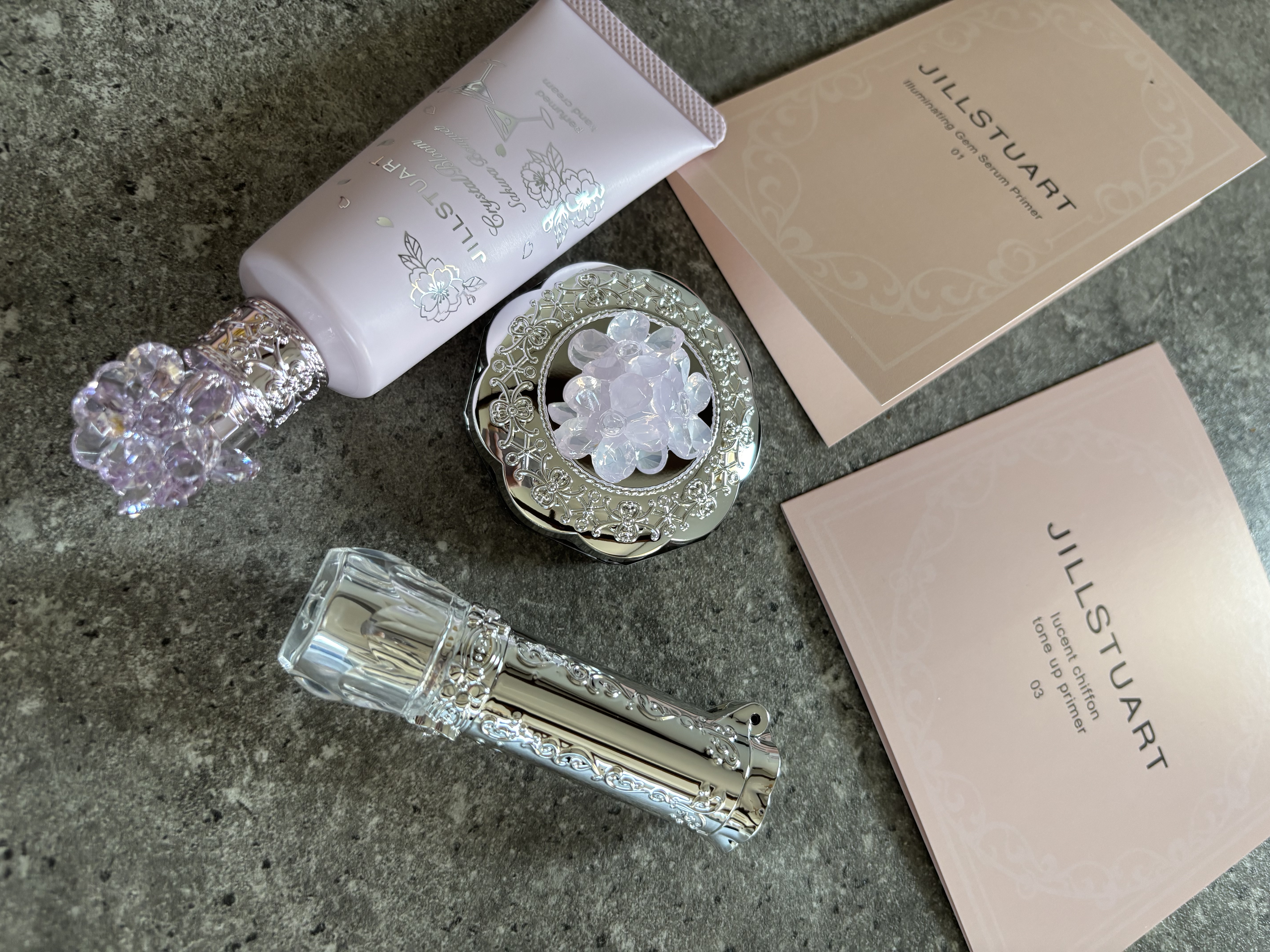 ジルスチュアート　リップブロッサム グロウ 19 anemone dazzle/JILL STUART/口紅を使ったクチコミ（1枚目）