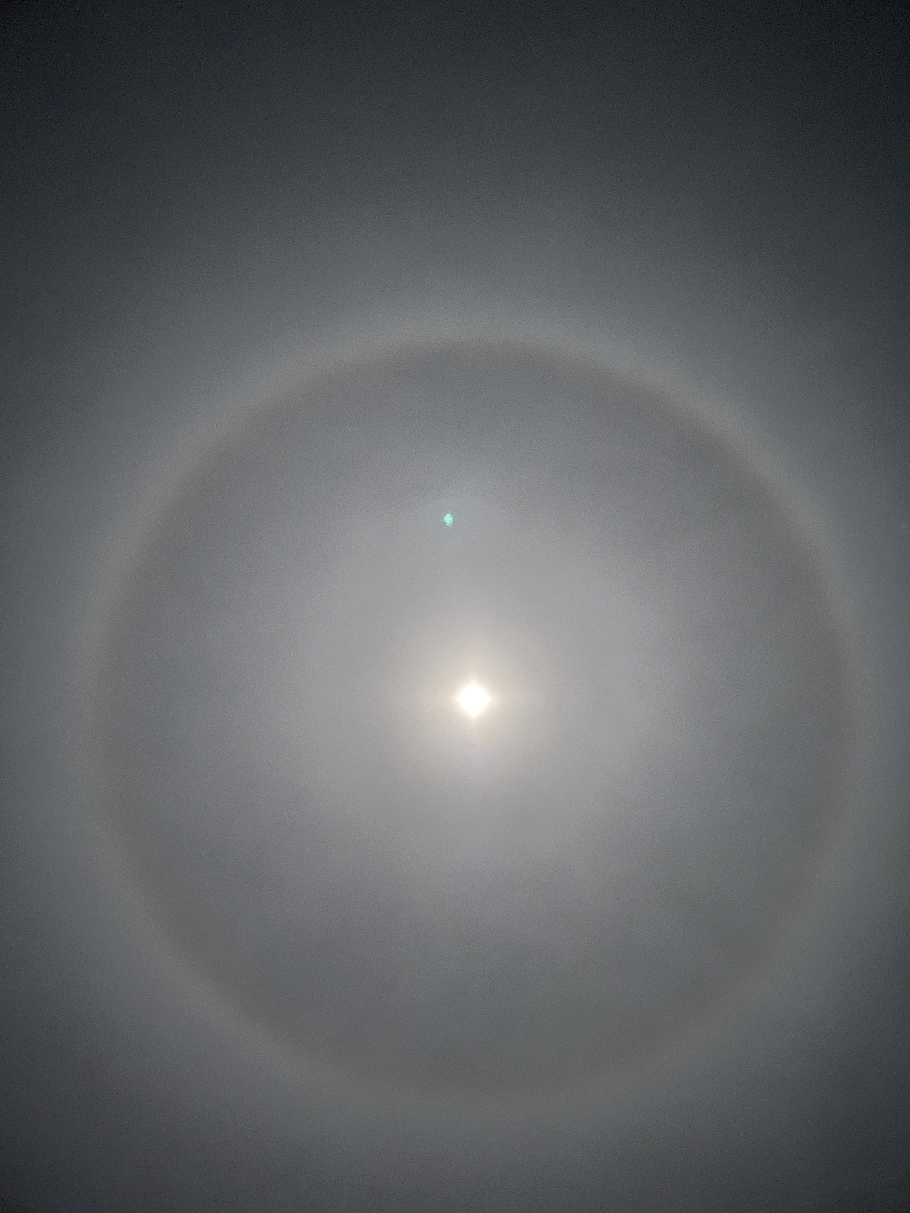 長崎で見た月と輪と木星？(土星？)
きれい！✨

月光浴びてきた🌕
いいこともあるみたいだよ〜

🌕リラックスできる
🌕仕事がうまくいく
🌕自己肯定感をアップさせてくれる
🌕肌や髪がキレイになる
🌕邪気を払える
🌕直感が冴える