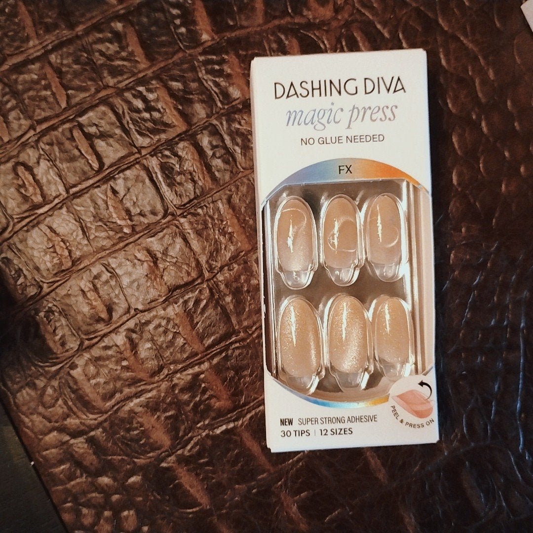 mcgroupakiko on LIPS 「指先が華やかだと自己満足できるので、セルフネイル派です。仕事が..」(9枚目)