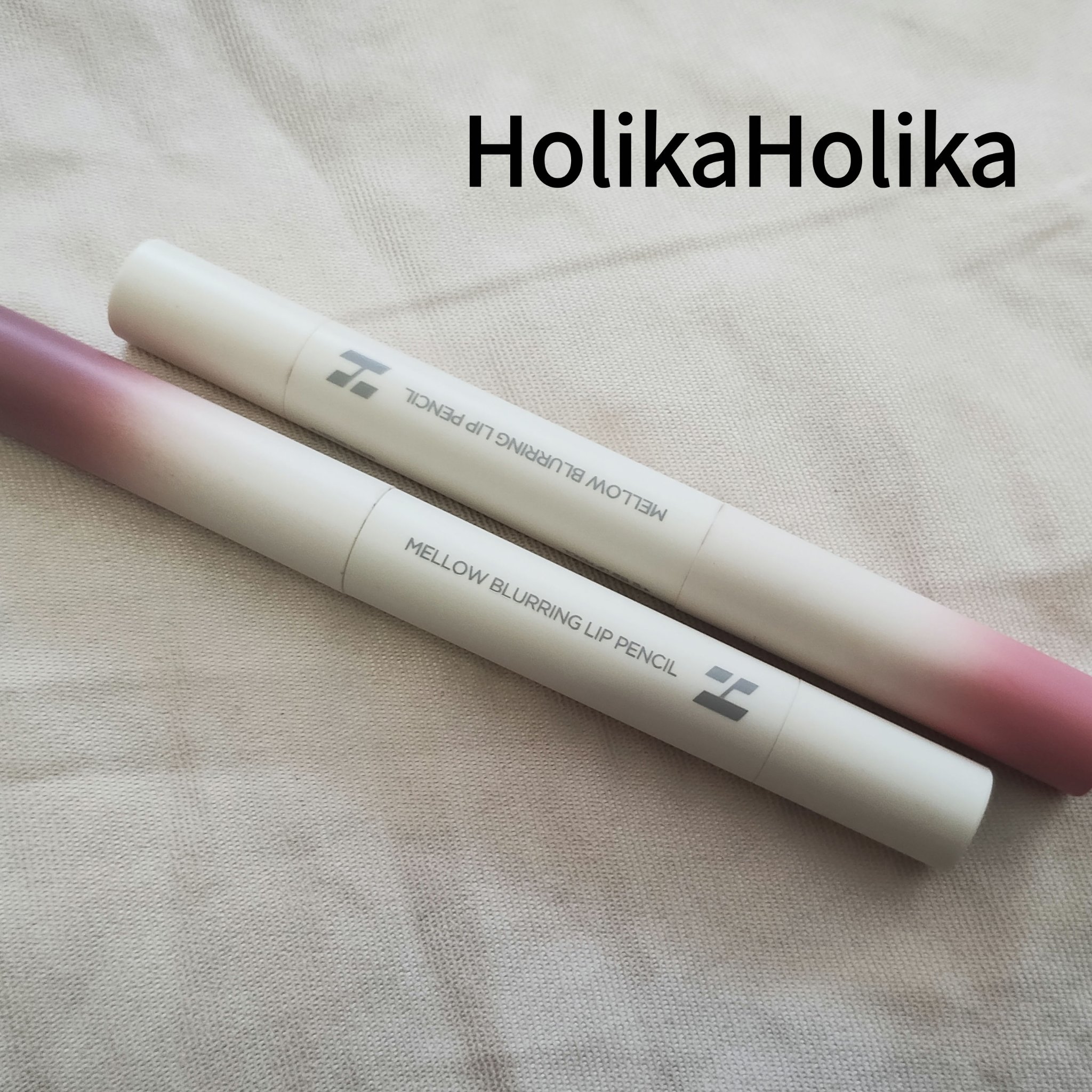 HOLIKA HOLIKA メロウブラーリングリップペンシル 

色味最高すぎる！

可愛い天才！！

太めで使いやすいしぼかすブラシも後ろにあるから天才

色持ちも良いし臭くないし舐めてもとれないから良き！

#リップペンシル #リップ
