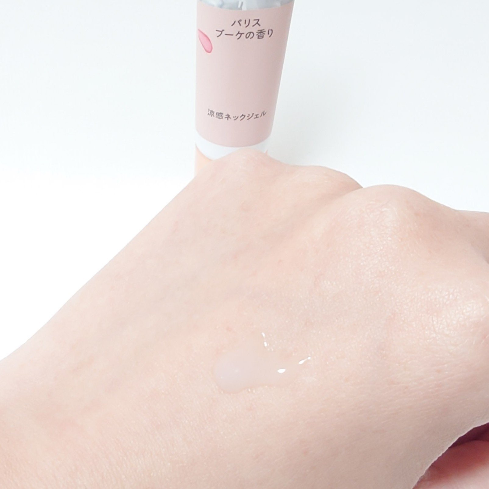 8x4 アロマスイッチ 涼感ネックジェル パリスブーケの香り/８ｘ４/デオドラント・制汗剤を使ったクチコミ（2枚目）