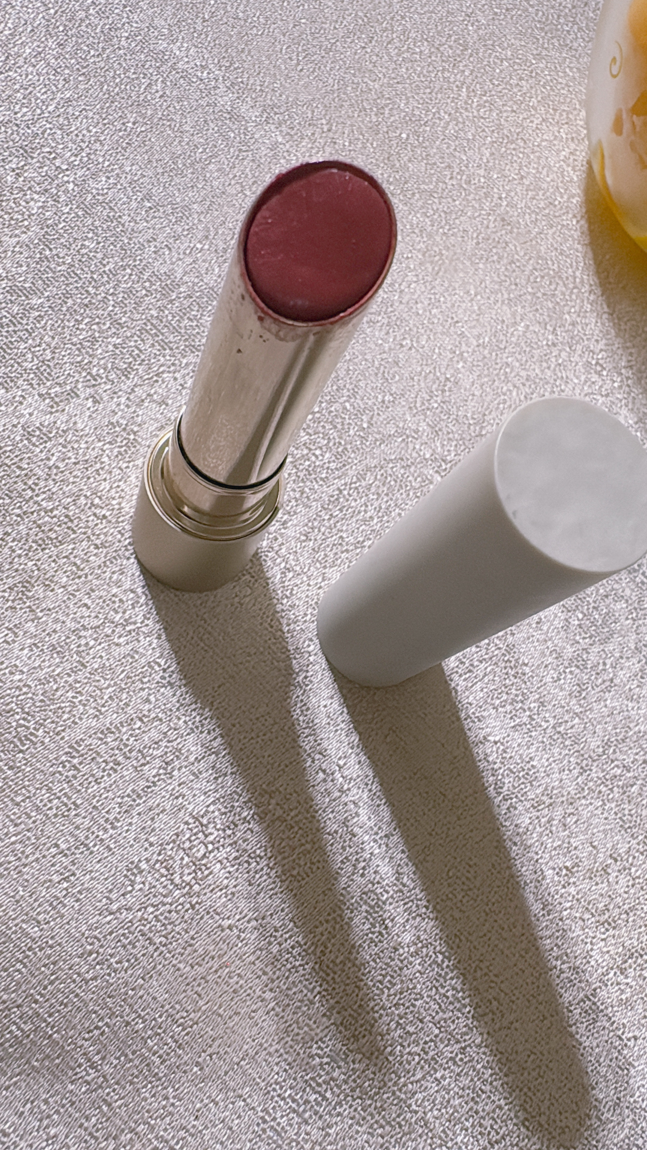 トーン ペタル エッセンス グロス/to/one/リップグロスを使ったクチコミ（2枚目）