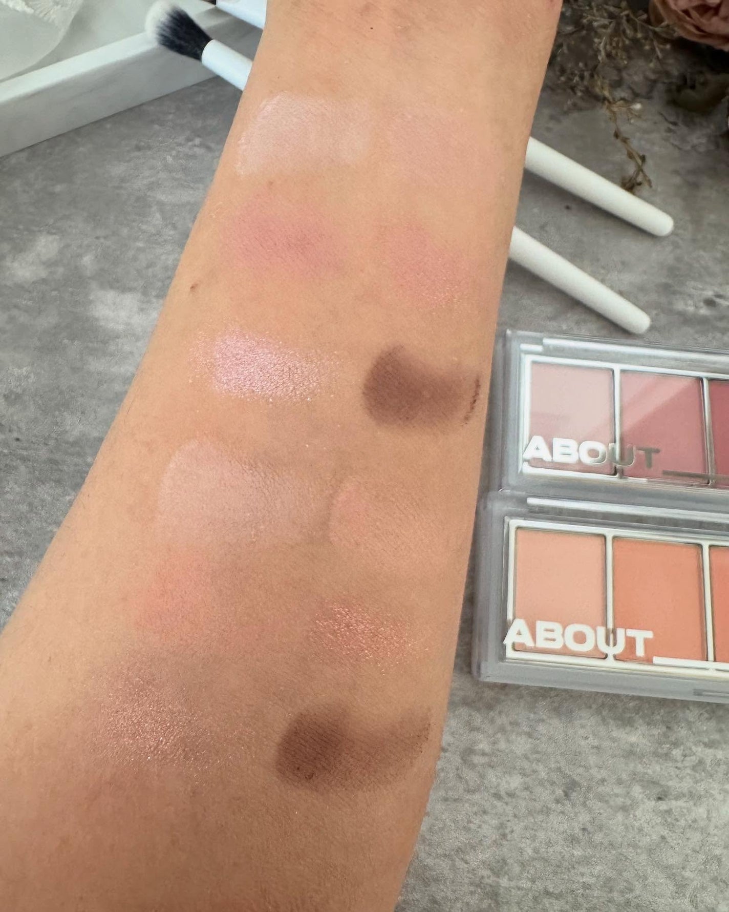 arisya08 on LIPS 「ABOUTTONEリターントゥーベーシックシャドウパレット🎨A..」(4枚目)