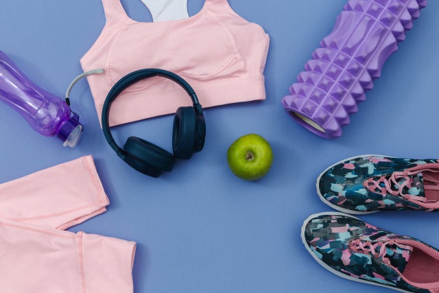 筋膜ローラーを含むフィットネスアイテム