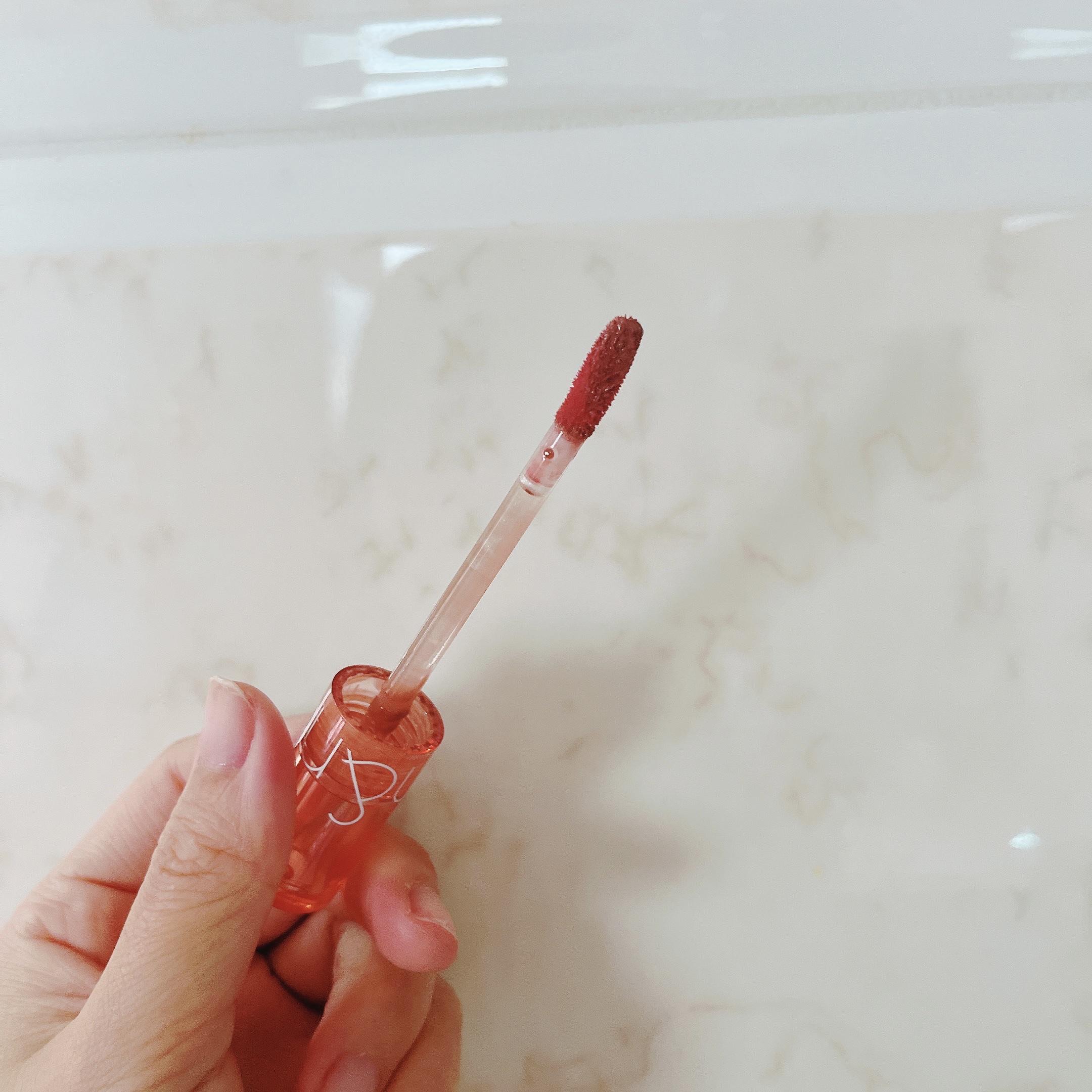 グラスティングカラーグロス 02 ナッティーヴェイグ(NUTTY VAGUE）/rom&nd/リップグロスを使ったクチコミ（3枚目）