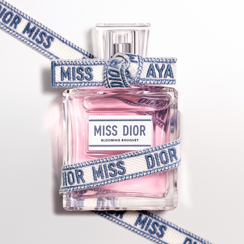 【大切な人やご自身へ、パーソナルなリボンで結ぶミス ディオールを】

オート クチュールならではの美しさが光る3色のリボンから選んで、2～4文字のイニシャルやお名前を入れて世界に一つだけの「ミス ディオール ブルーミング ブーケ」を。

特