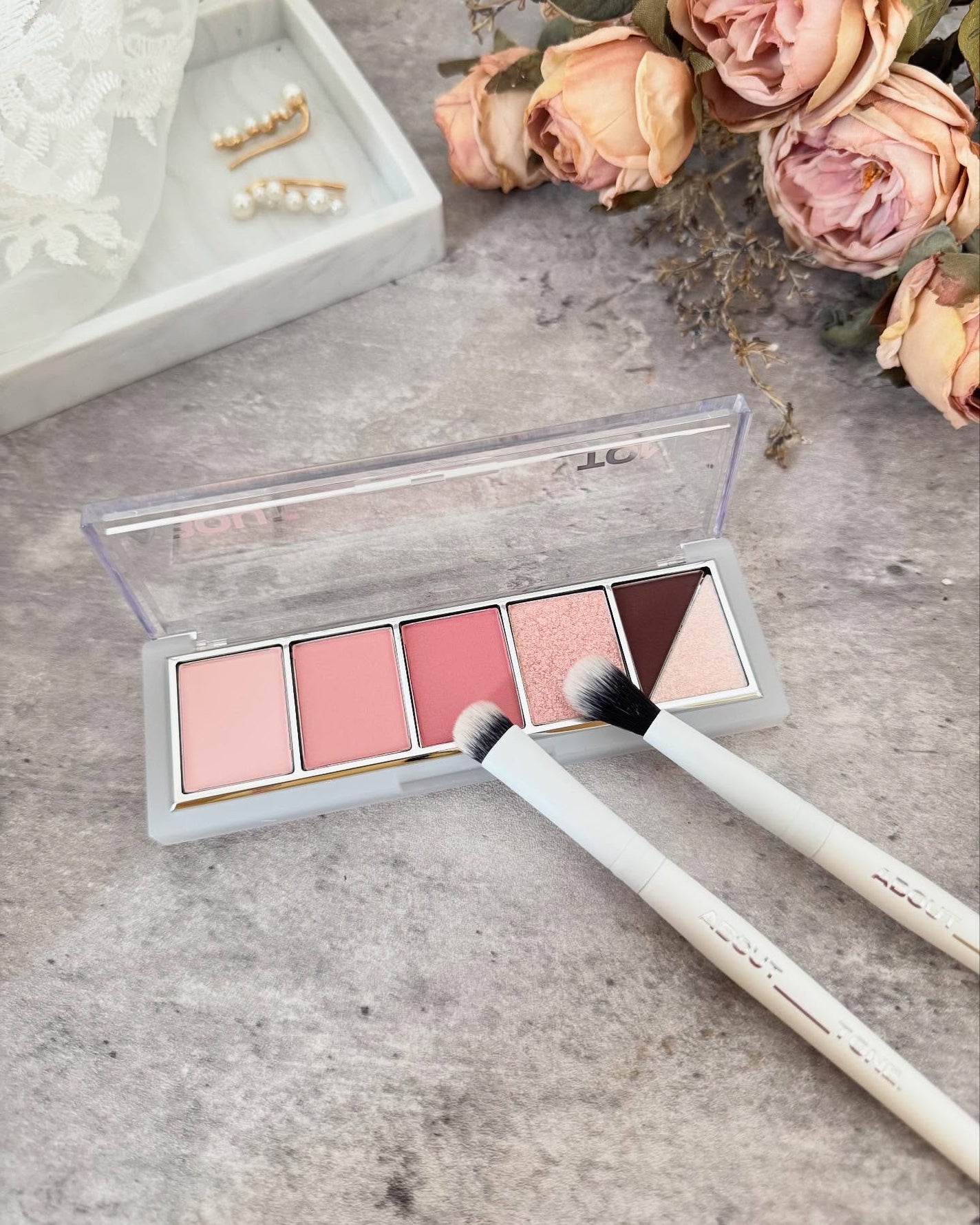 arisya08 on LIPS 「ABOUTTONEリターントゥーベーシックシャドウパレット🎨A..」(3枚目)